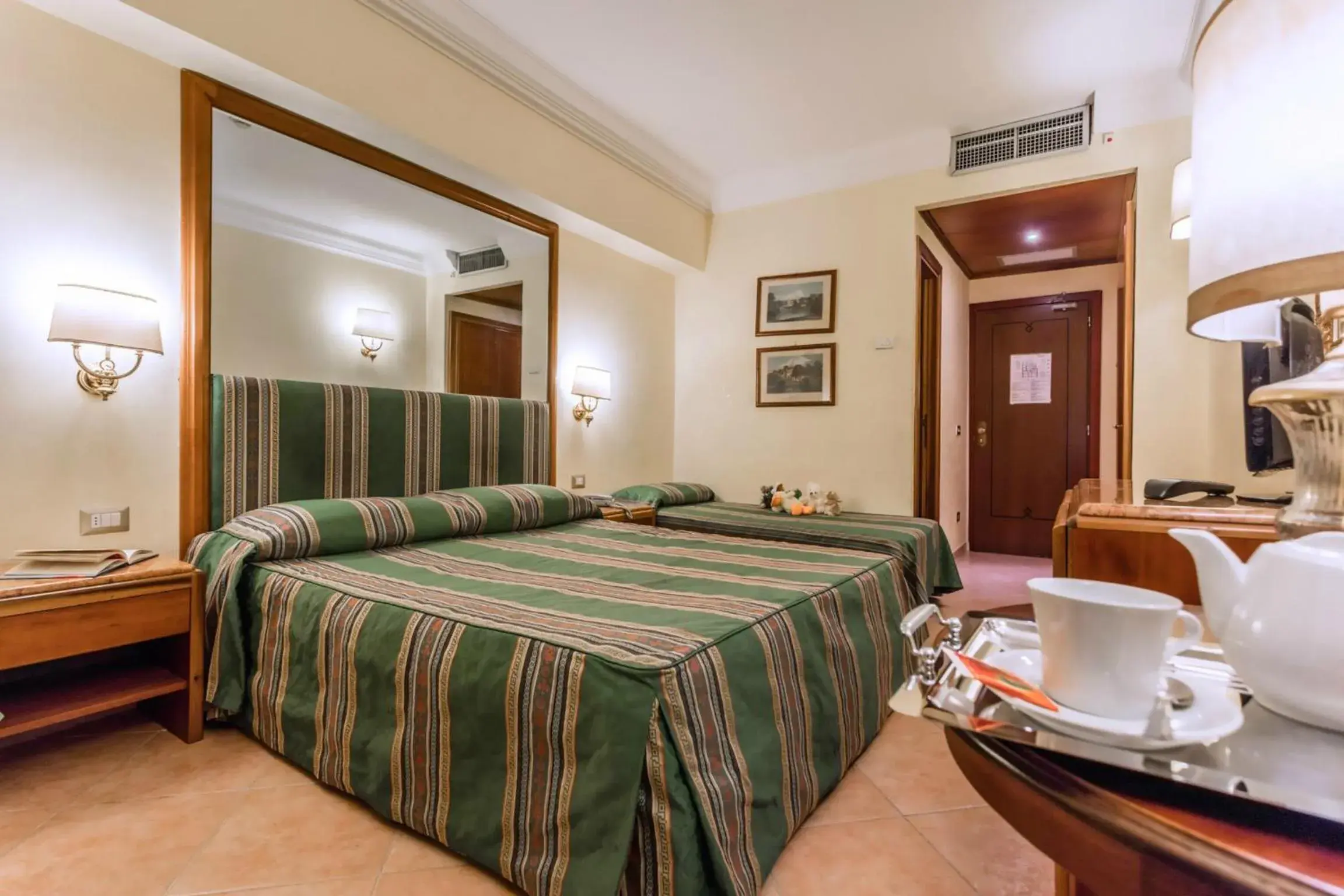 Bedroom, Bed in Raeli Hotel Floridia