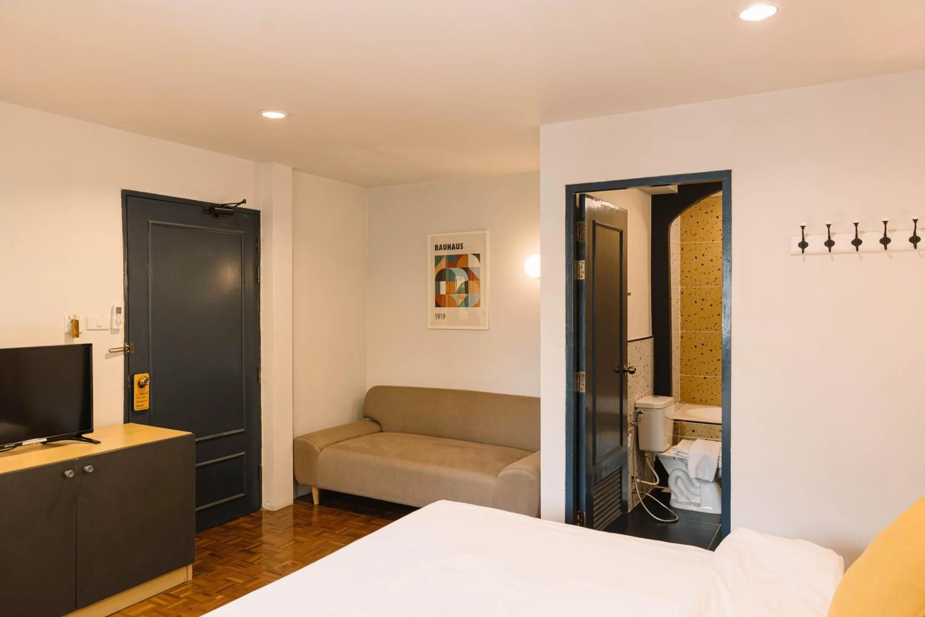 Seating area, Bed in The Mellow Pillow Hotel @ Chiang Mai Gate