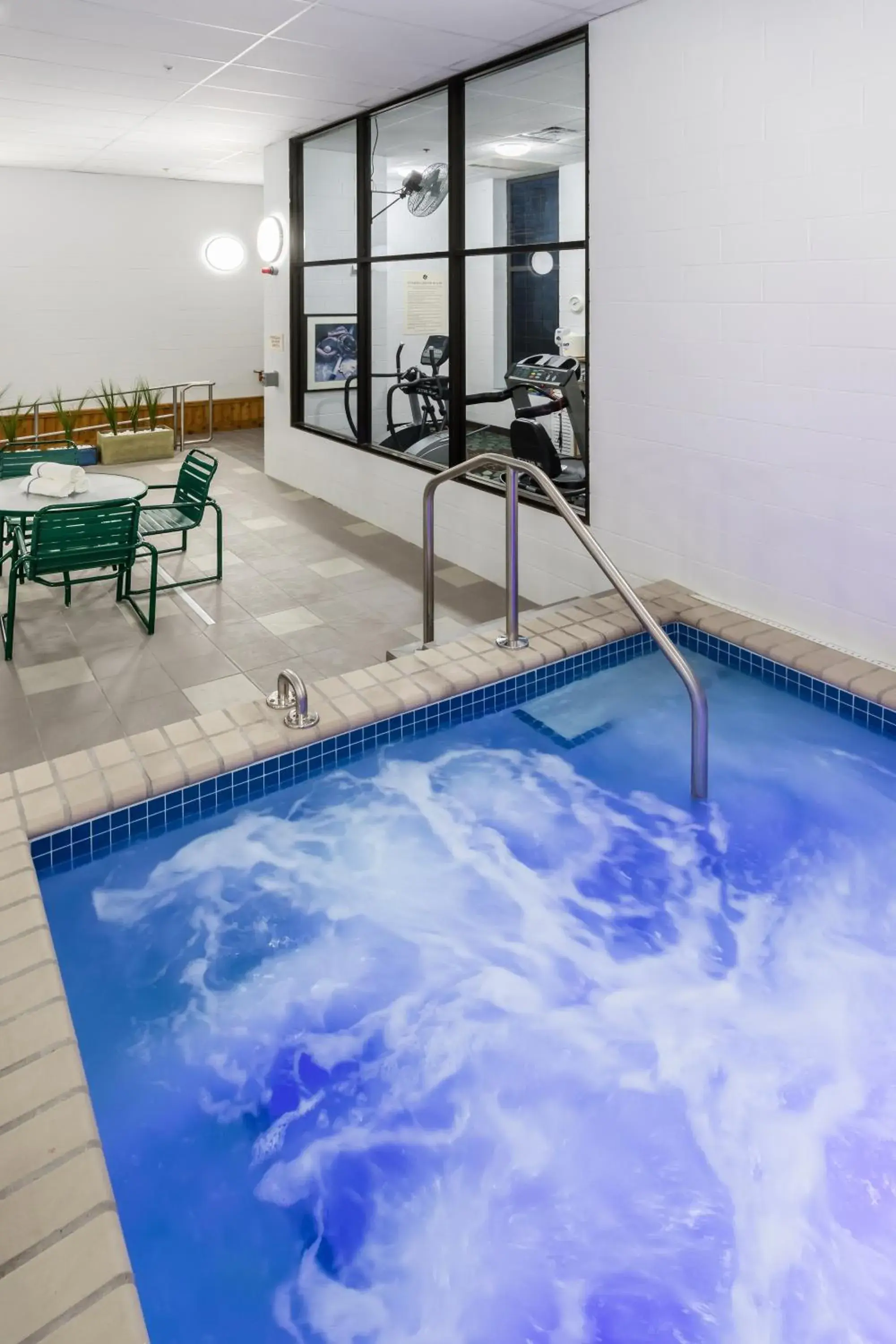 Hot Tub, Swimming Pool in Aspen Suites - Rochester