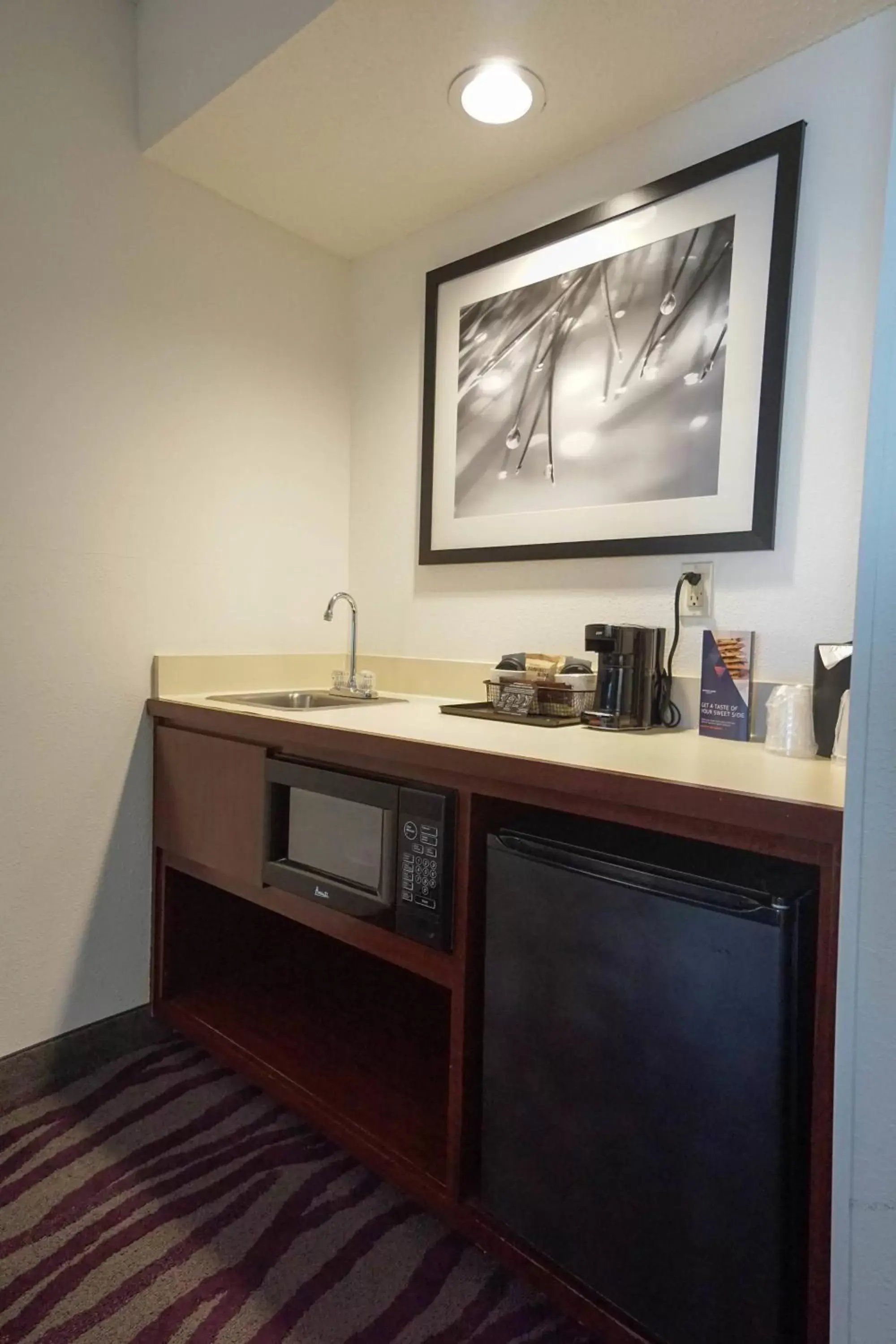 Photo of the whole room, Kitchen/Kitchenette in SpringHill Suites by Marriott Savannah Midtown