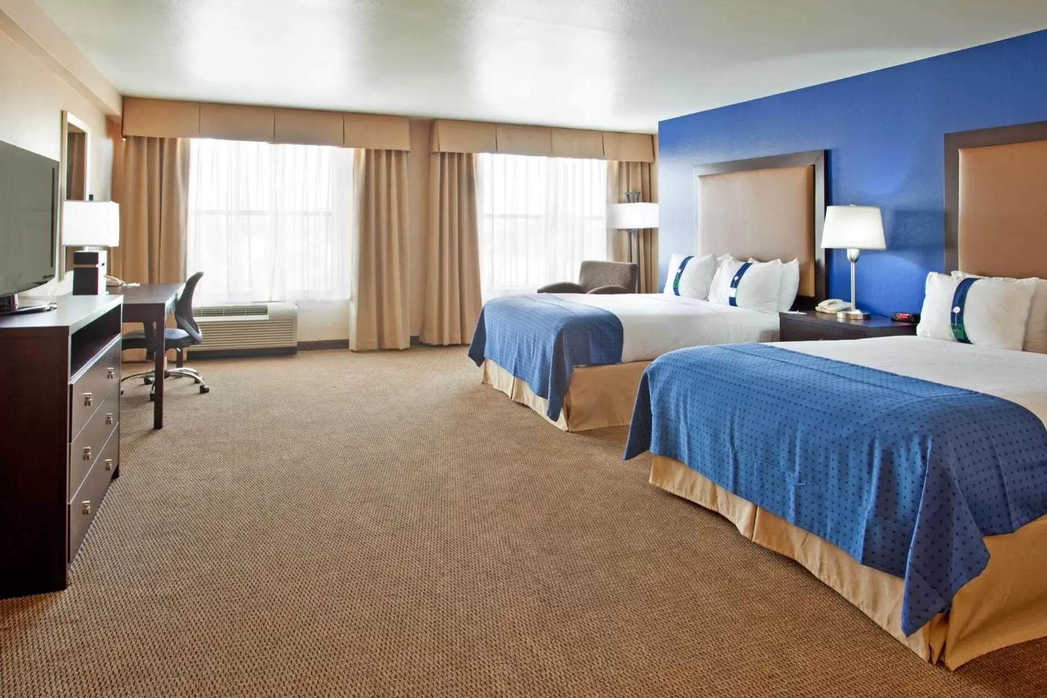 Bedroom in Holiday Inn Phoenix Airport, an IHG Hotel