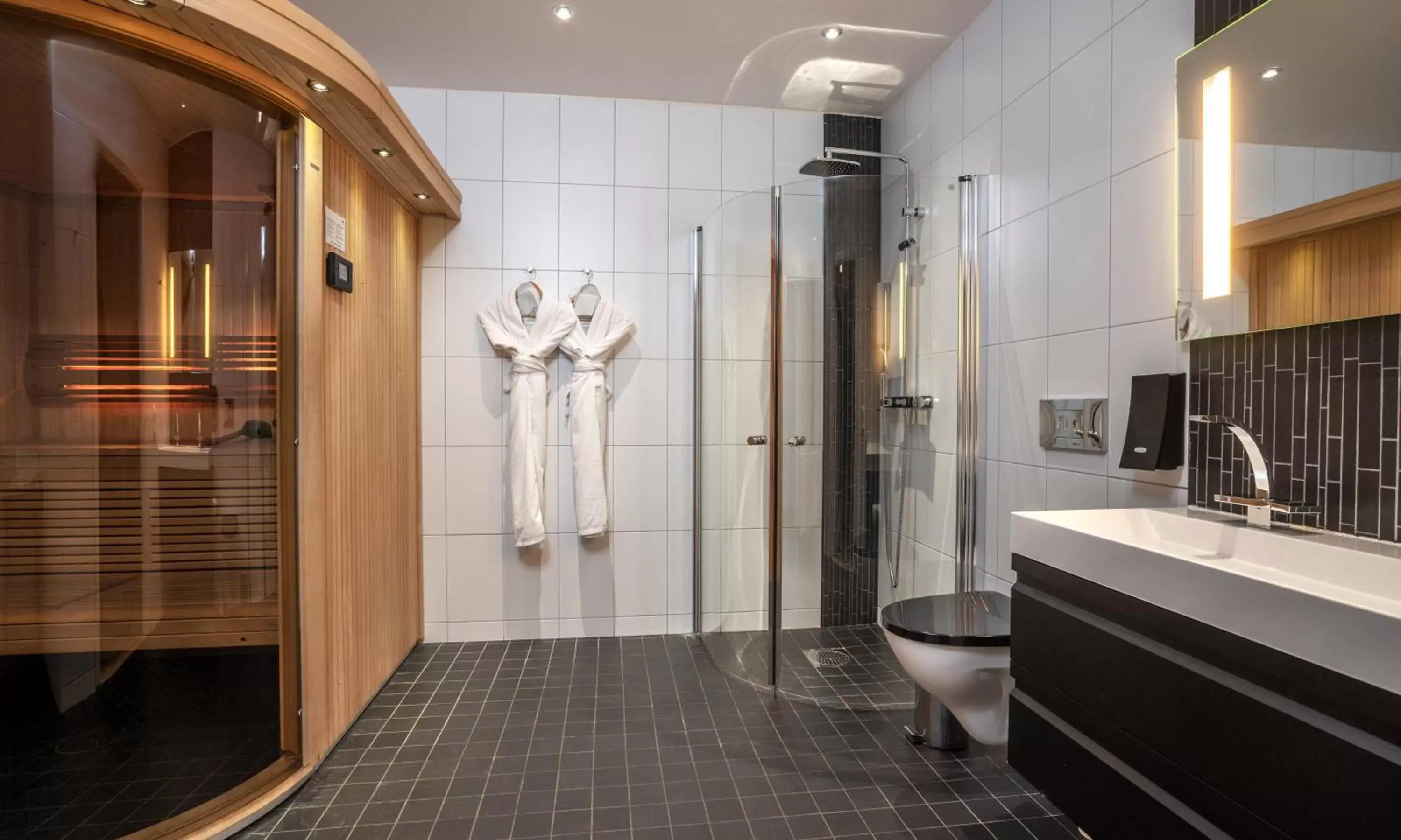Shower, Bathroom in Thon Partner Hotel Kungsbron