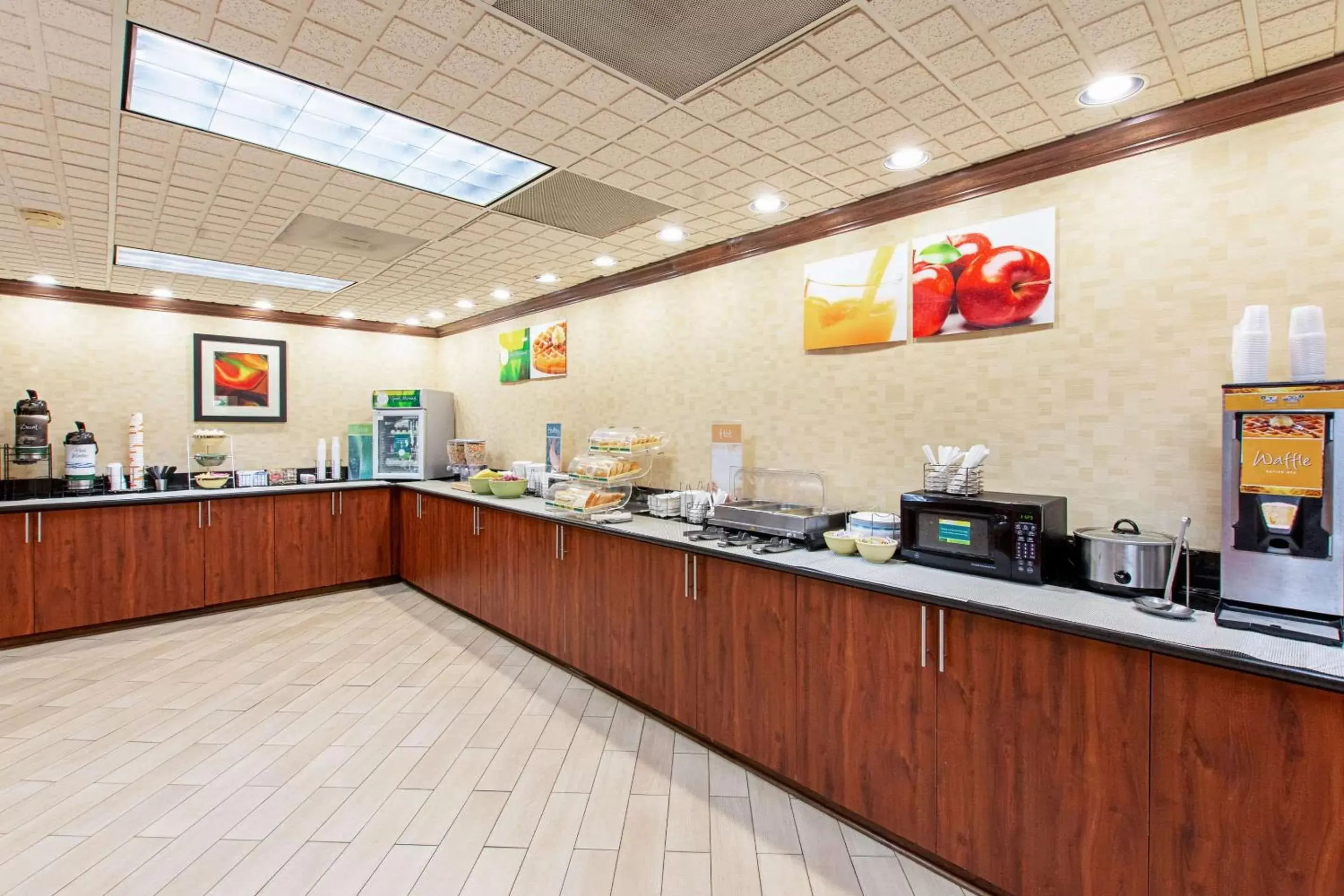 Restaurant/Places to Eat in Quality Inn & Suites Civic Center