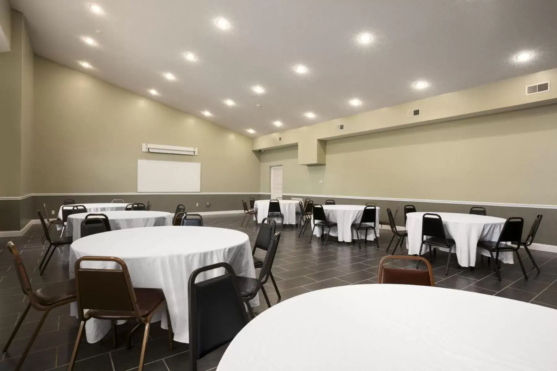 Banquet/Function facilities in Days Inn & Suites by Wyndham Cherry Hill - Philadelphia