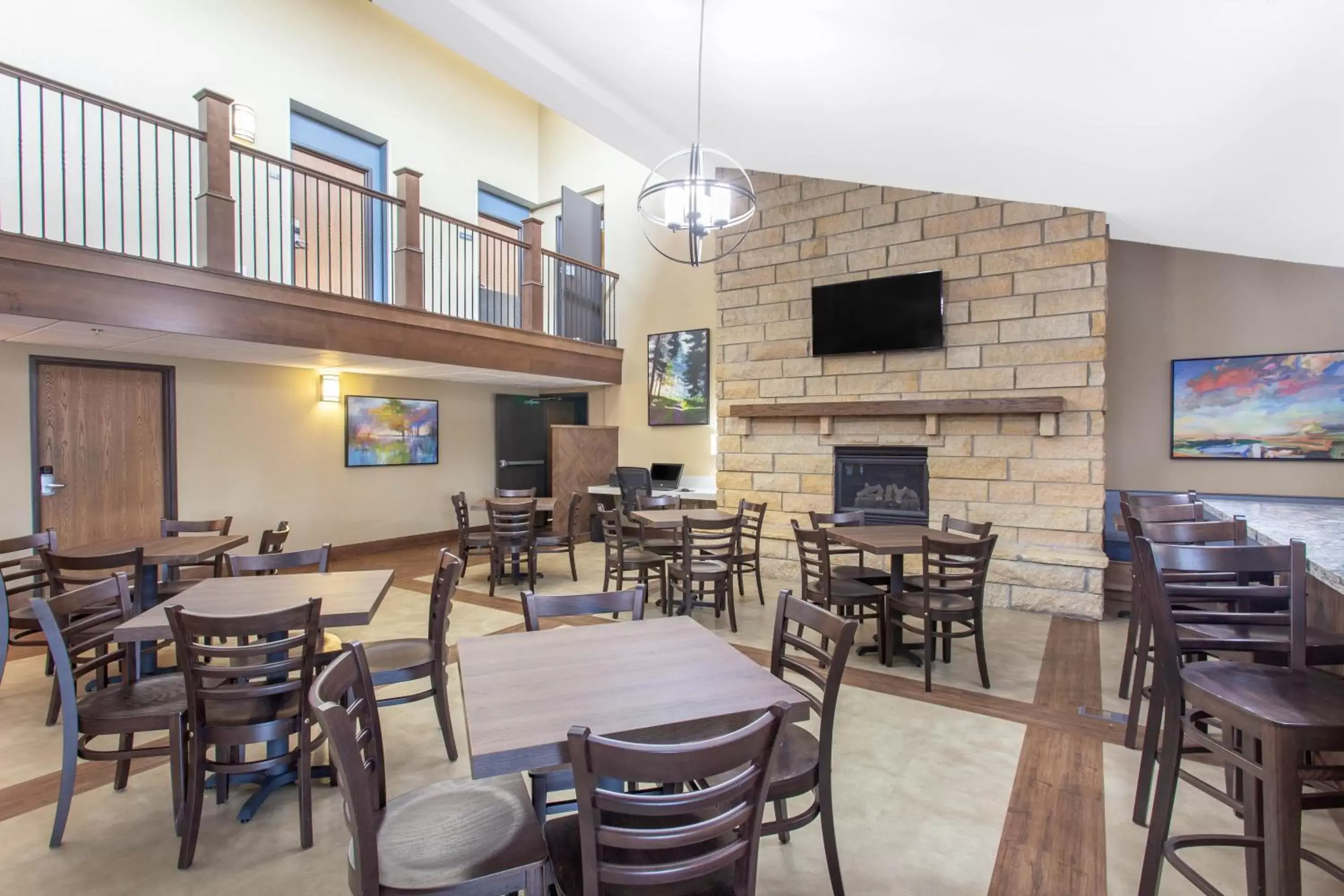 Communal lounge/ TV room, Restaurant/Places to Eat in AmericInn by Wyndham Mankato Event Center near MSU