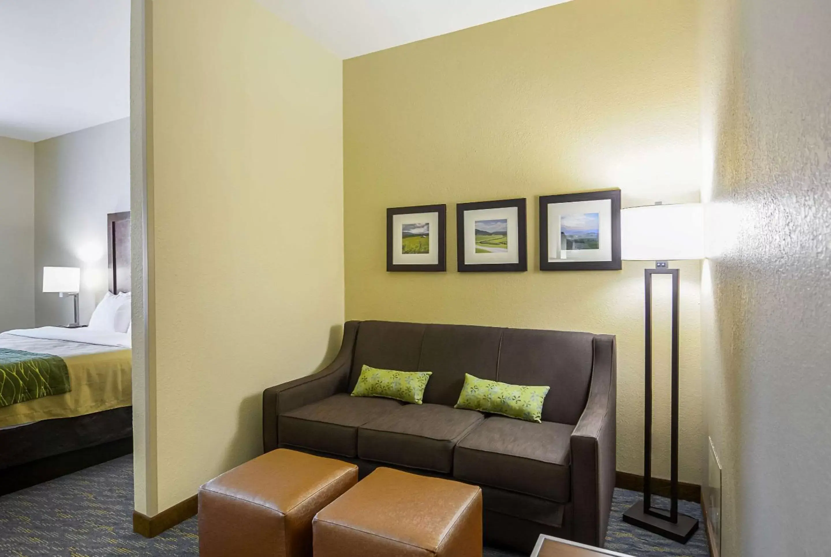 Photo of the whole room, Seating Area in Comfort Inn Woodstock Shenandoah