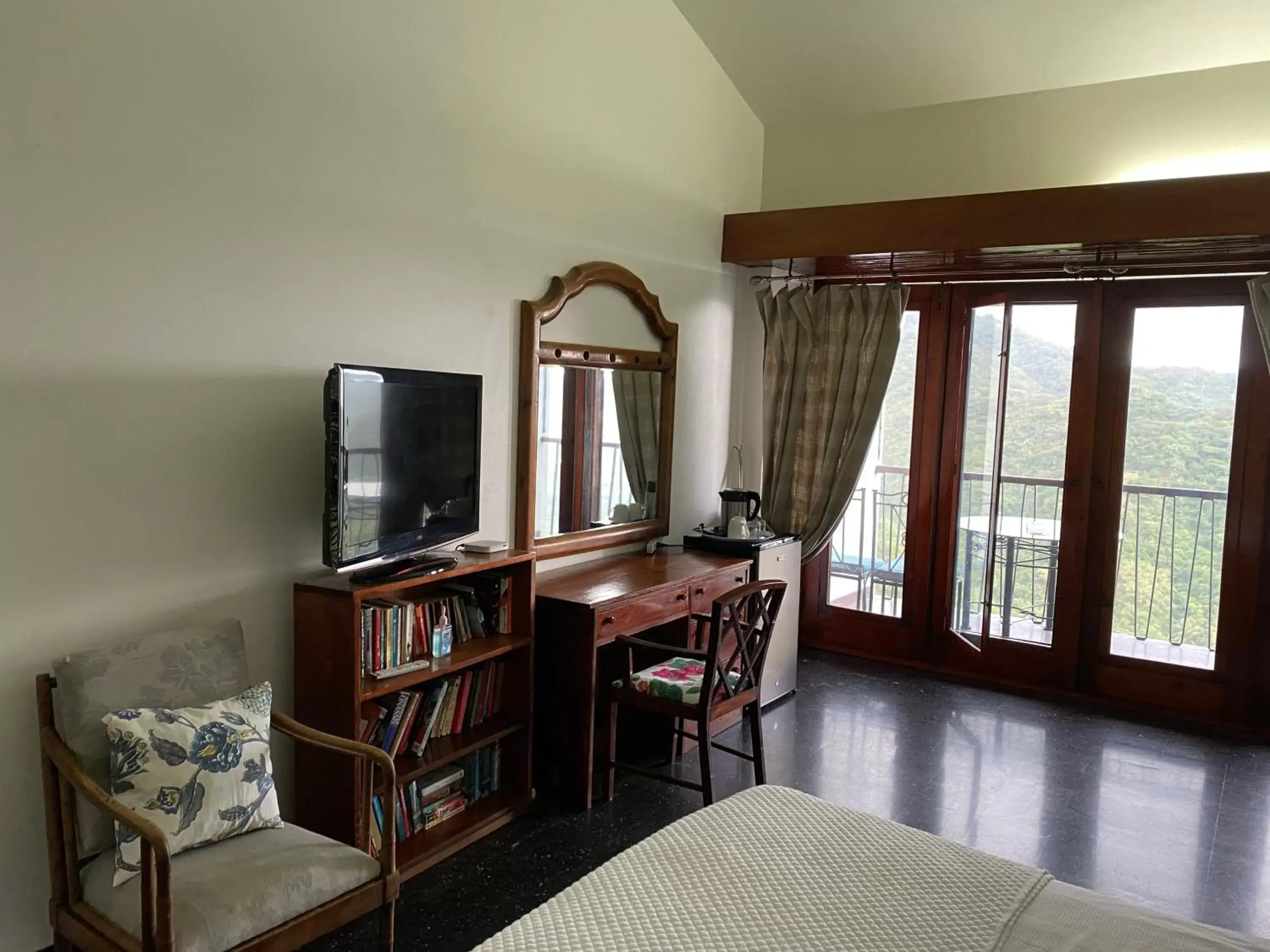 TV and multimedia, TV/Entertainment Center in Tranquility Estate