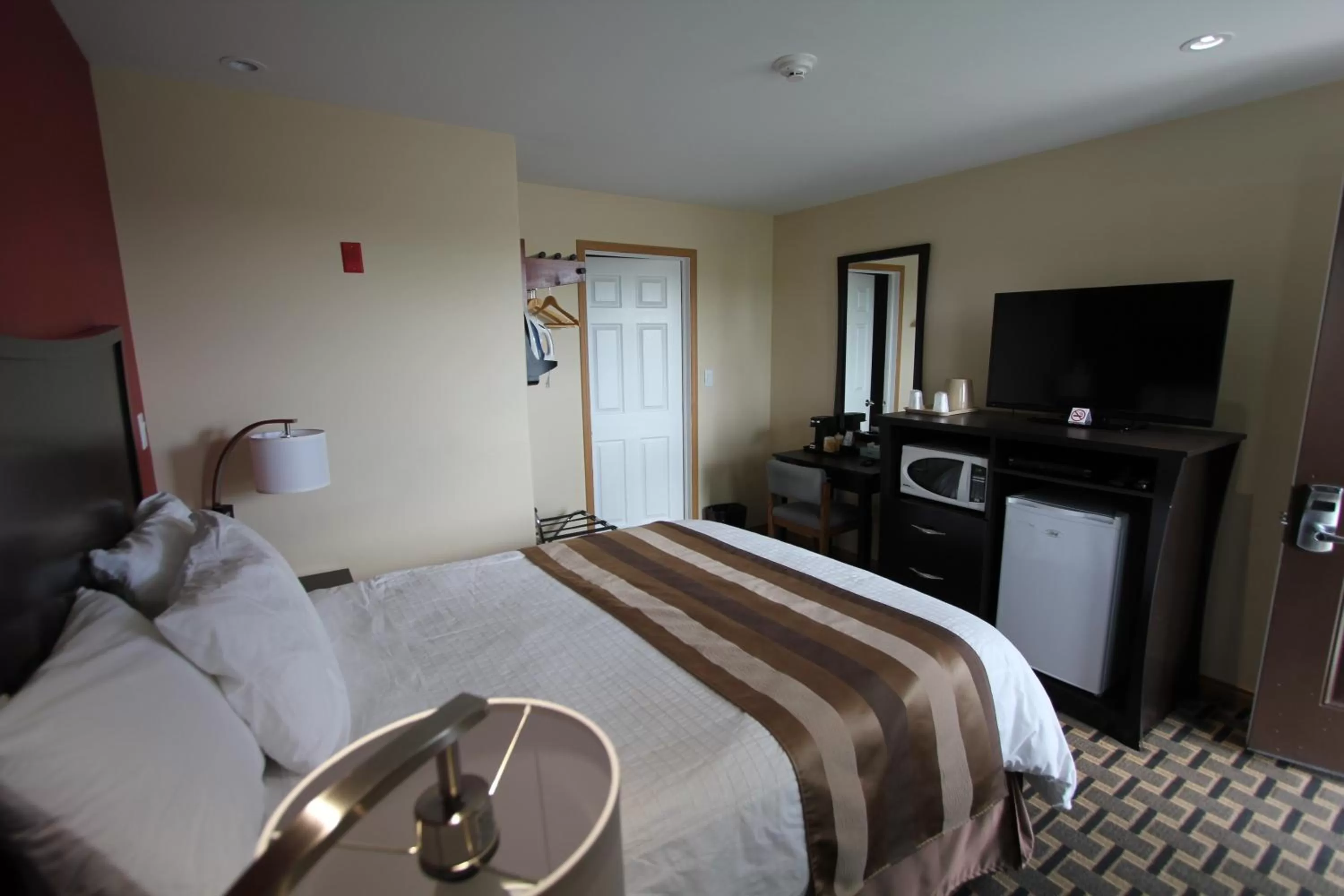 Photo of the whole room, Bed in Masterson's Motel