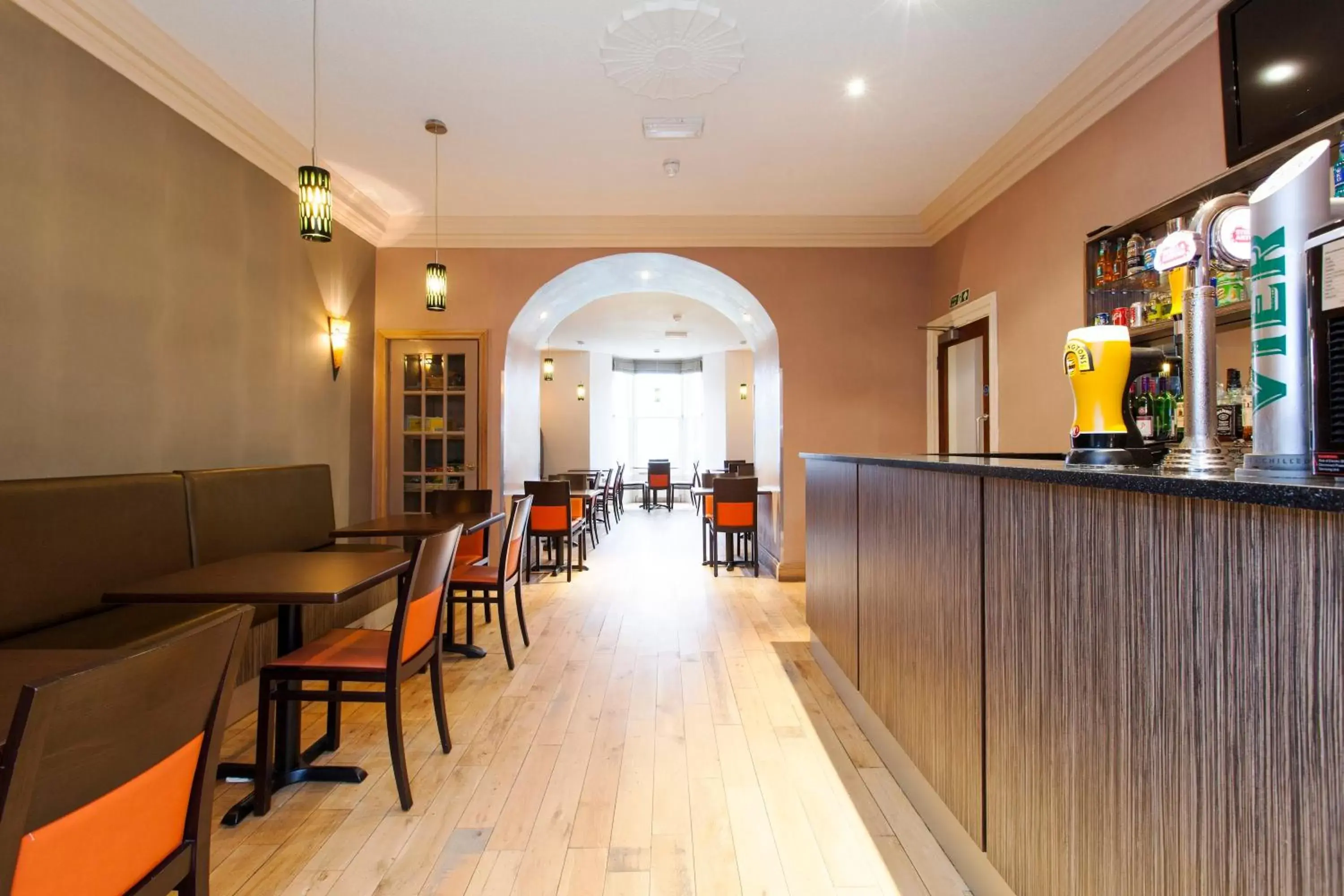 Lounge or bar, Restaurant/Places to Eat in The Abbey Lodge Hotel