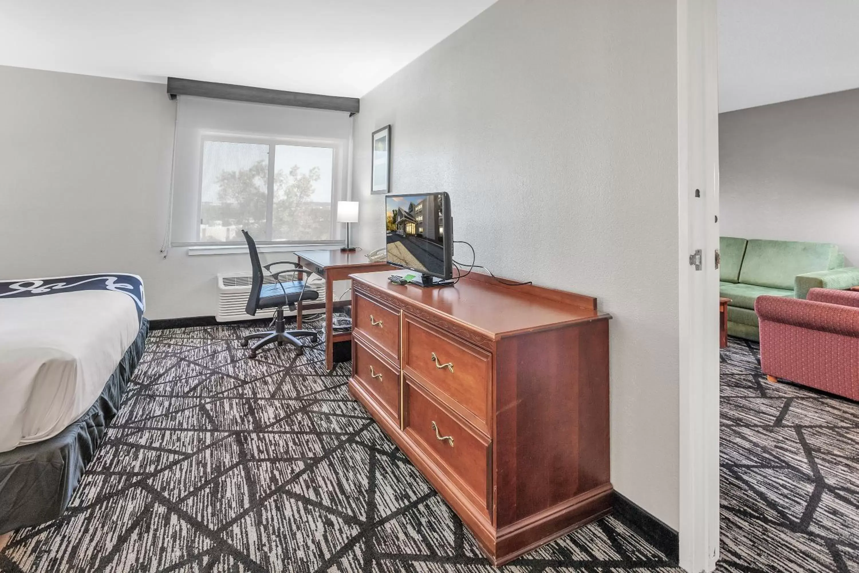 TV and multimedia, TV/Entertainment Center in La Quinta Inn by Wyndham Cleveland Independence