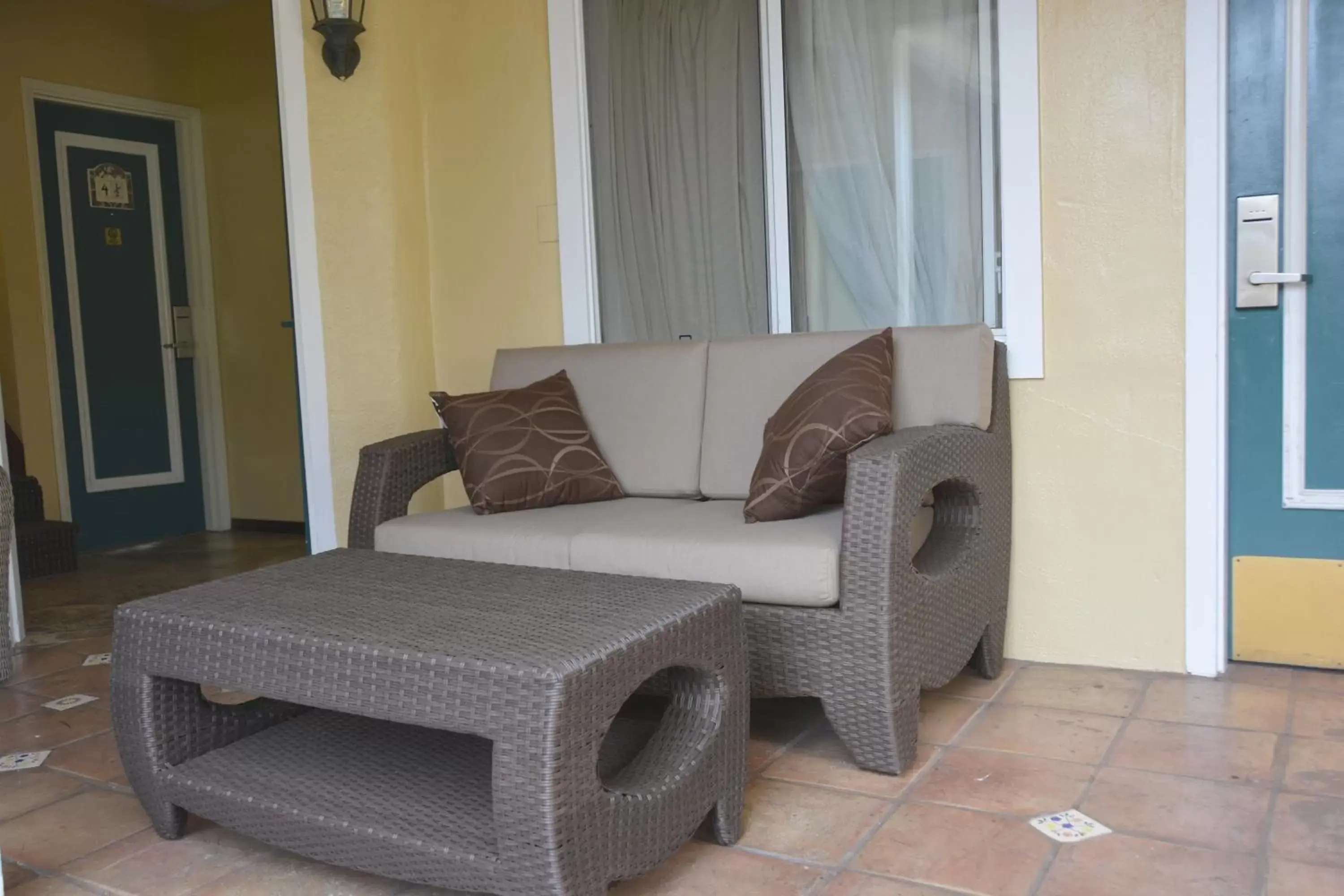 Living room, Seating Area in Oasis Inn and Suites