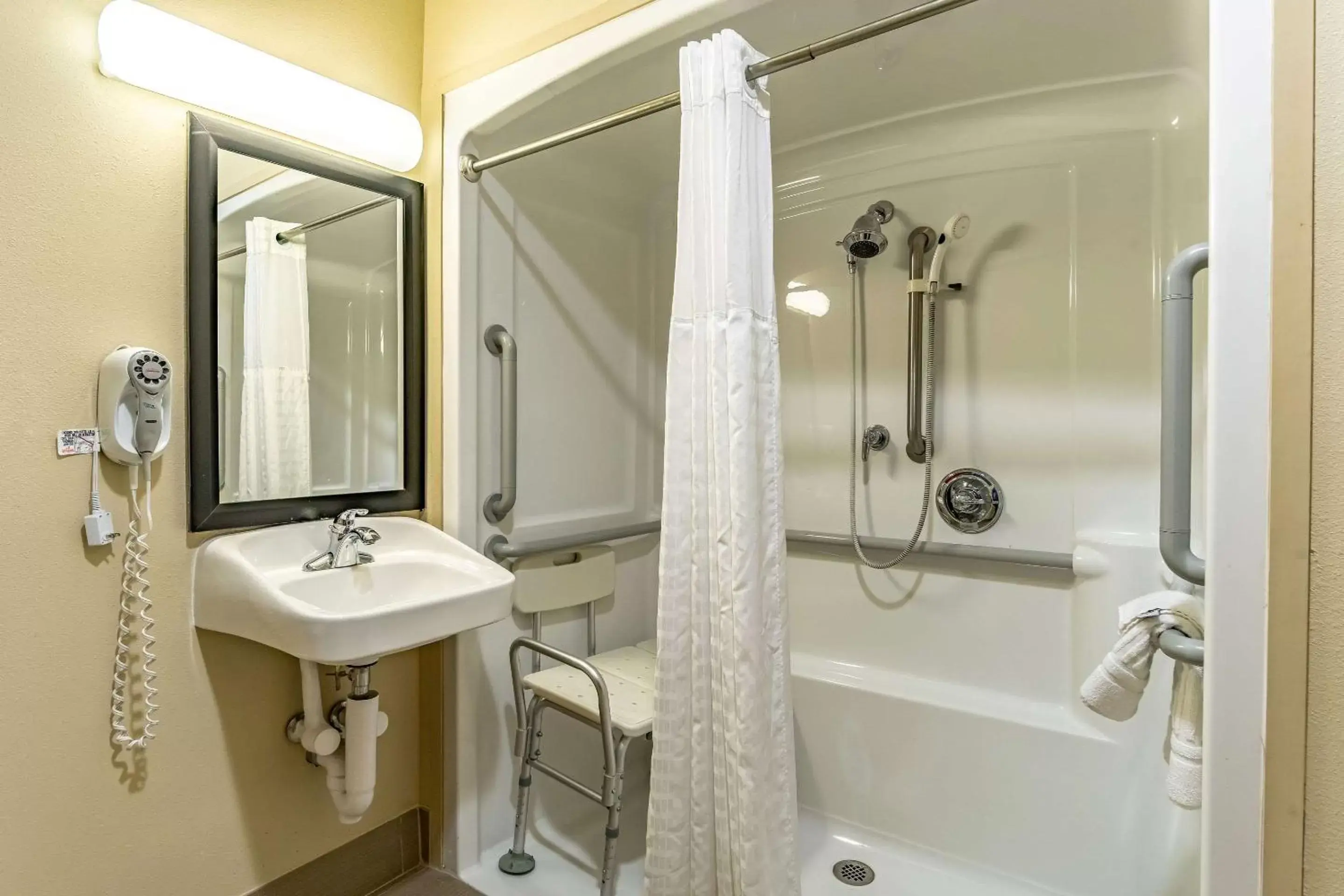 Photo of the whole room, Bathroom in Comfort Inn and Suites - Tuscumbia/Muscle Shoals