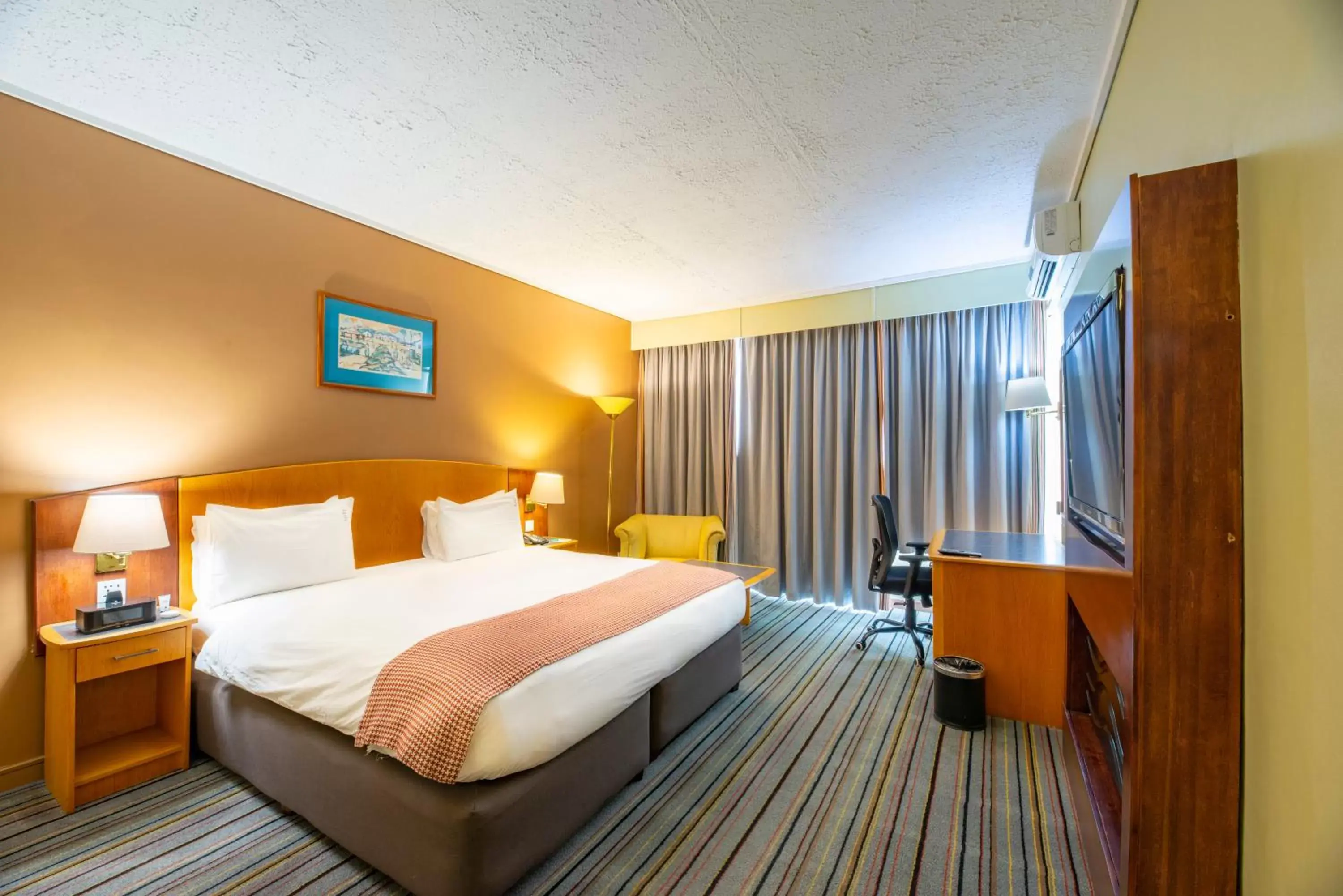 Bedroom, Bed in Holiday Inn - Bulawayo, an IHG Hotel