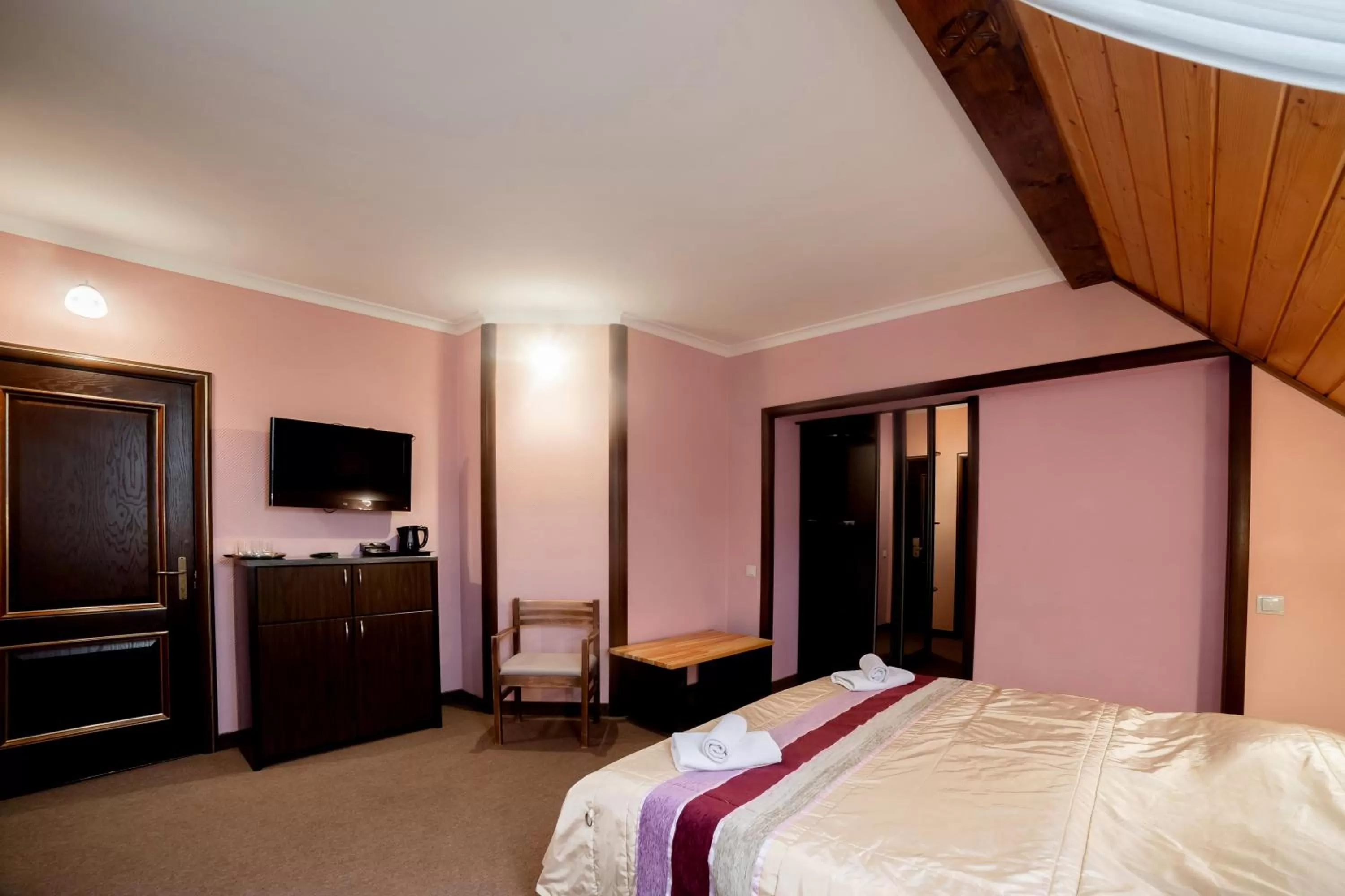 Bed, TV/Entertainment Center in Wellland Hotel