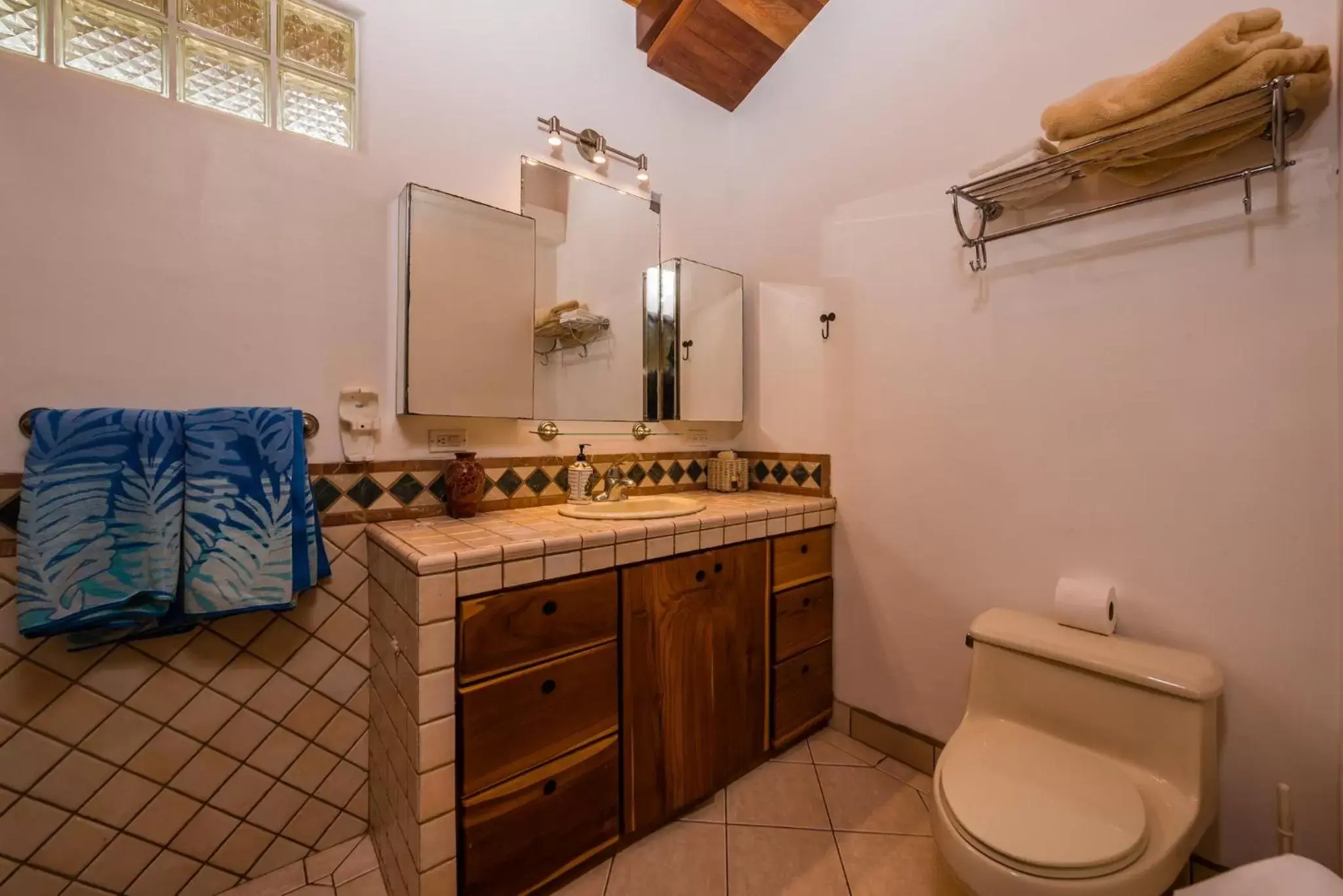 Bathroom, Kitchen/Kitchenette in Corona del Mar
