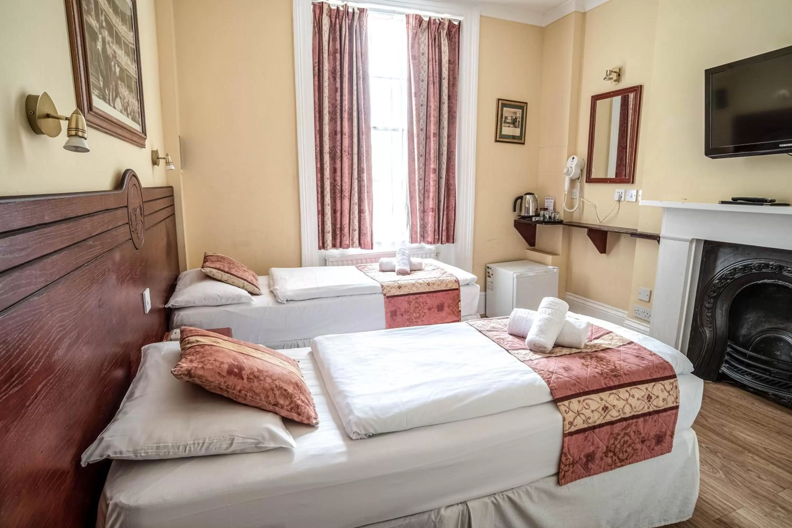 Photo of the whole room, Bed in Shakespeare Hotel