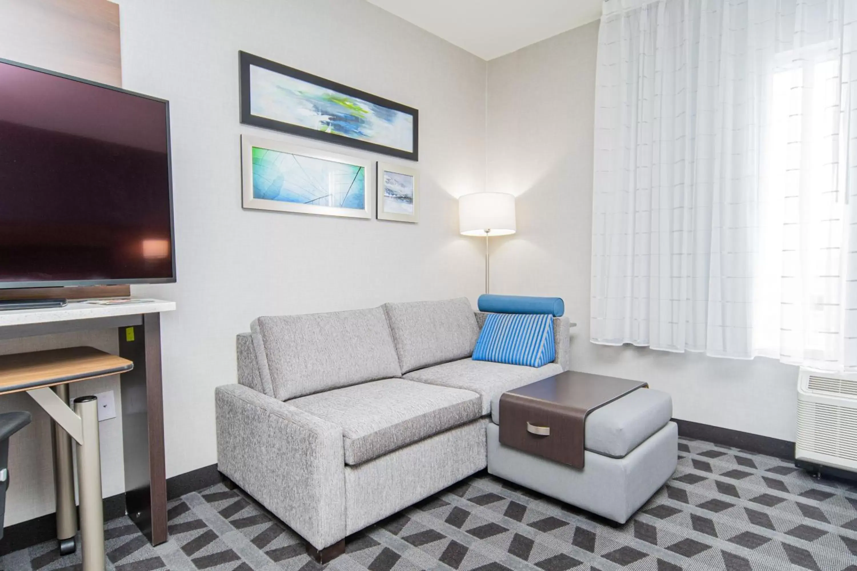 Living room, Lounge/Bar in TownePlace Suites by Marriott Brantford and Conference Centre