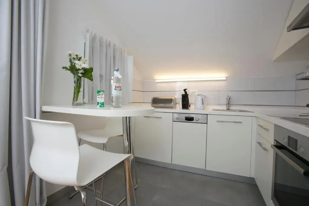 Kitchen or kitchenette in Divota Apartment Hotel