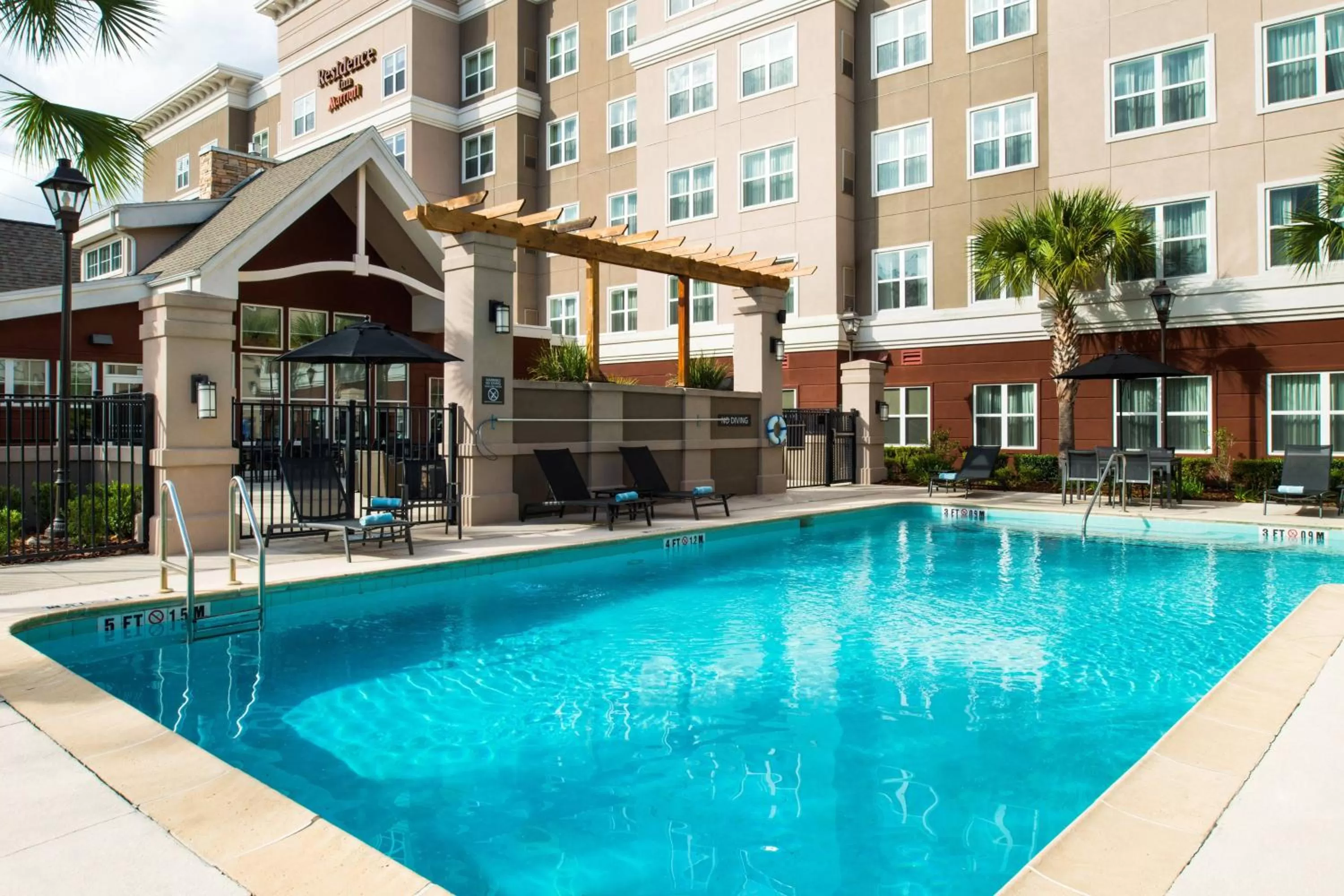 Swimming pool in Residence Inn Gainesville I-75