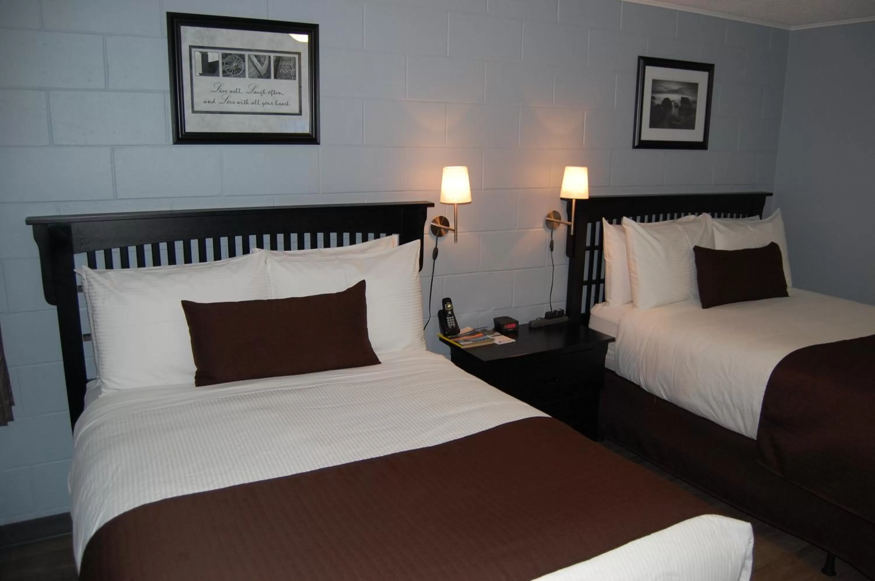 Photo of the whole room, Bed in Rest Inn