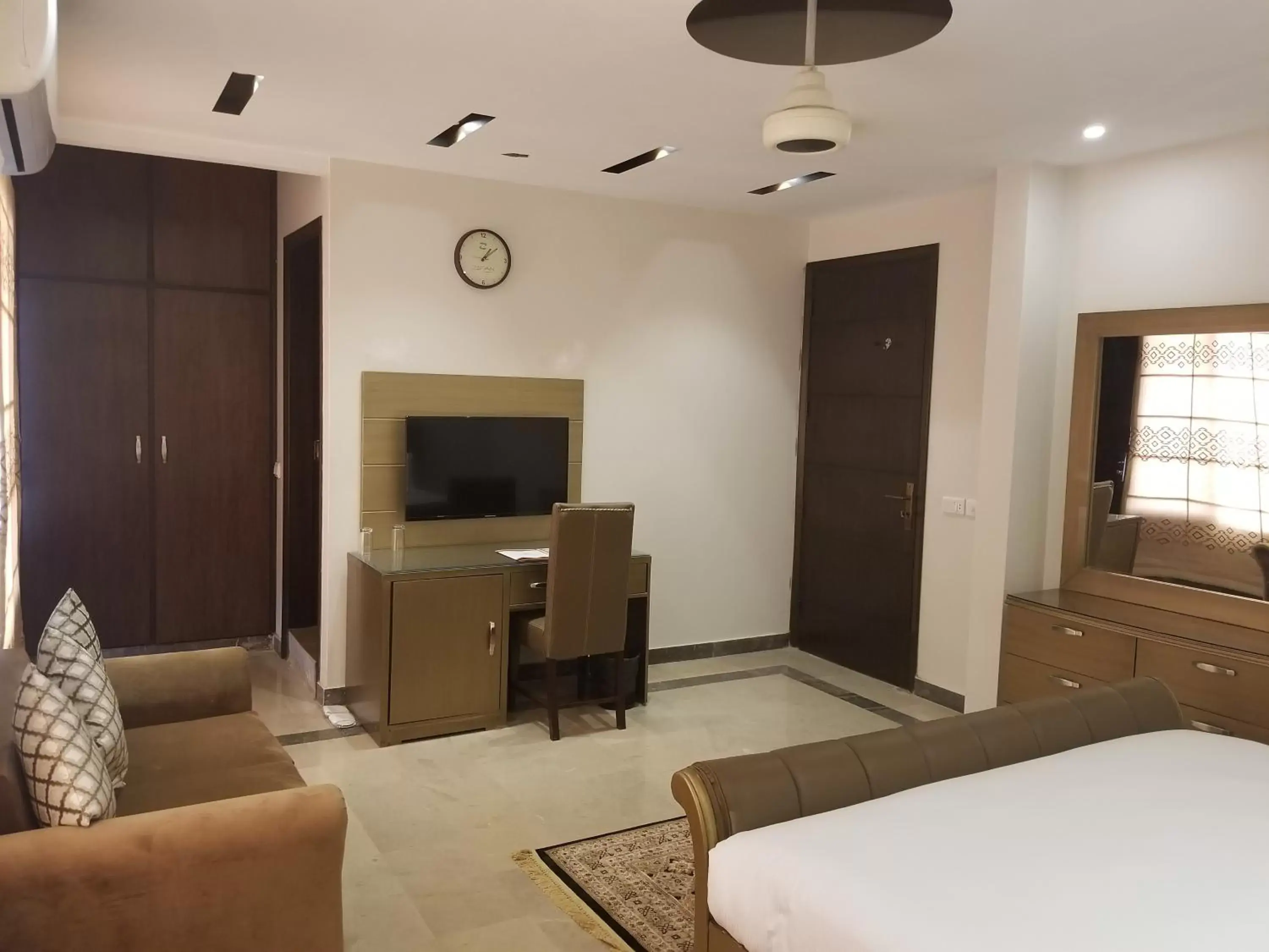 TV/Entertainment Center in Zifan Hotel & Suites