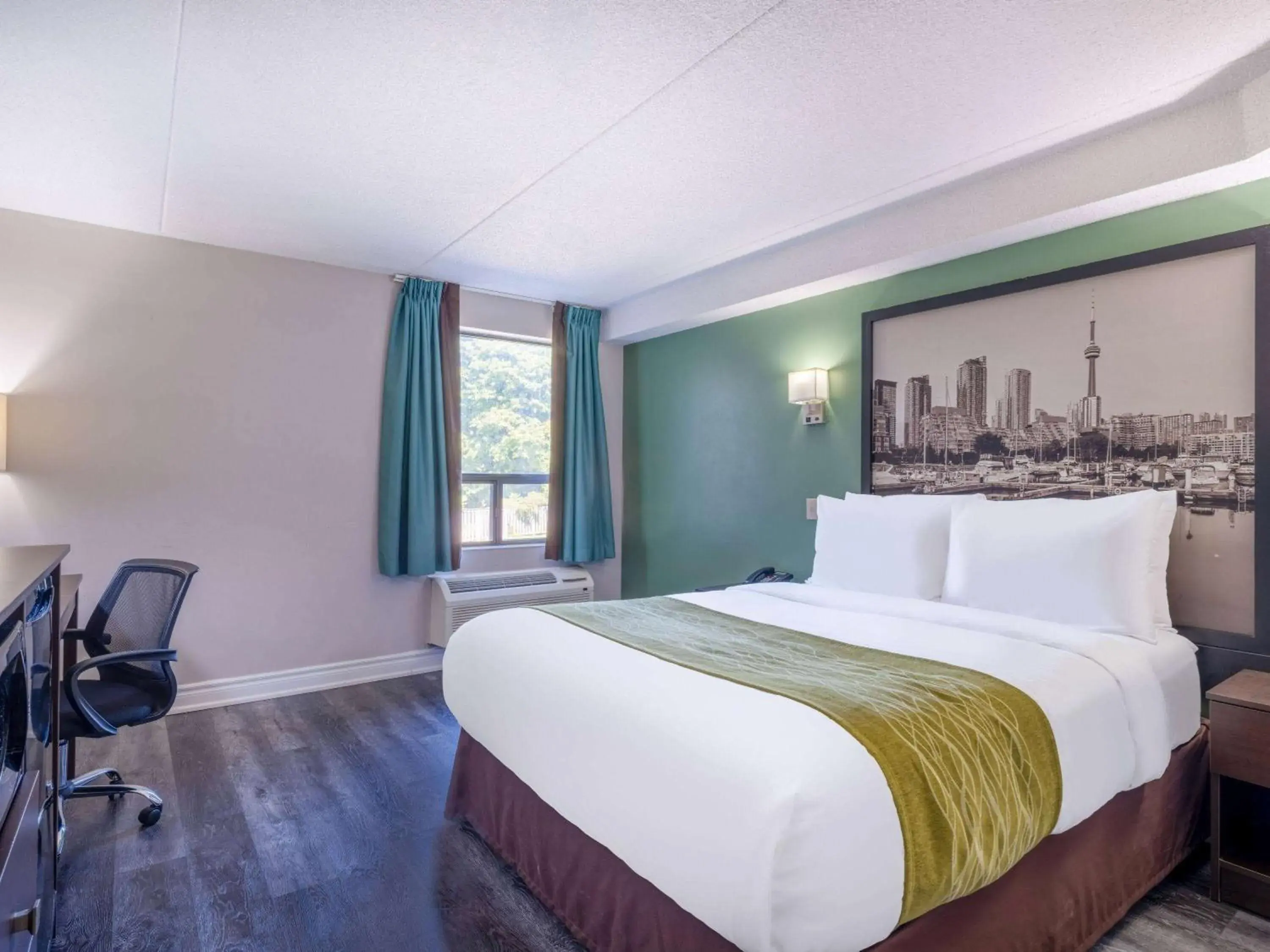 Photo of the whole room, Bed in Super 8 by Wyndham Toronto East ON