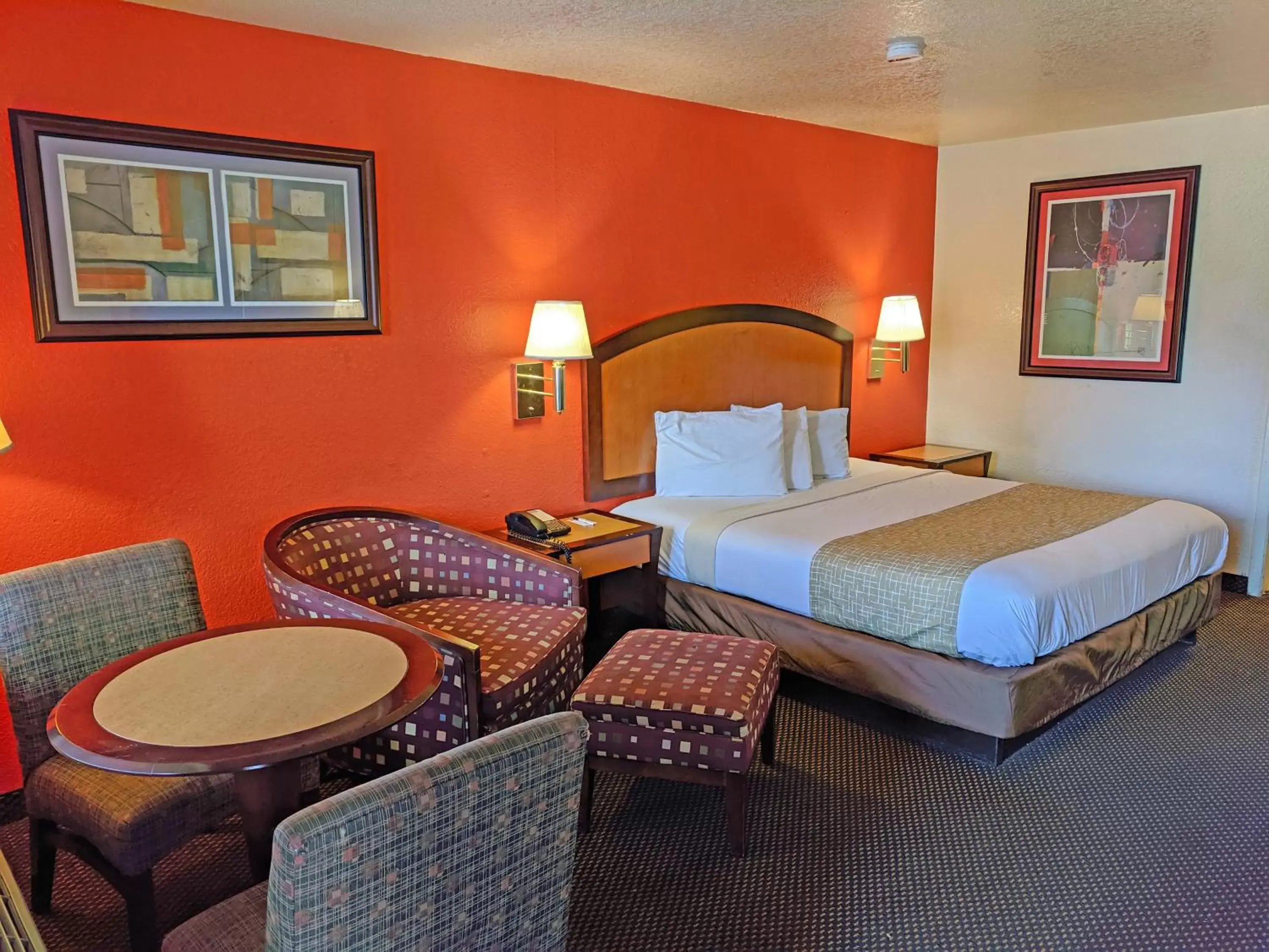 Photo of the whole room in Travelodge by Wyndham Houston Hobby Airport