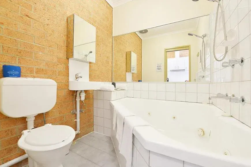 Shower, Bathroom in Cranbourne Motor Inn