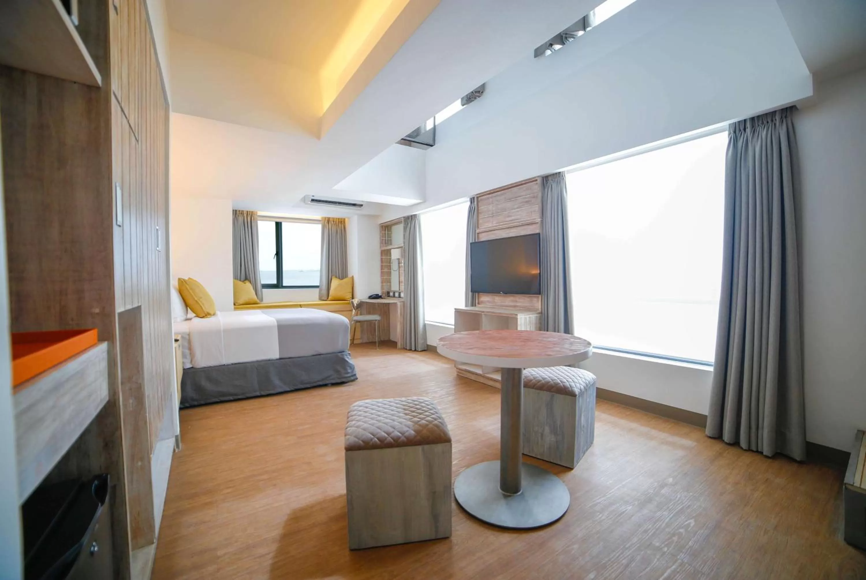 Photo of the whole room, Bed in TRYP by Wyndham Mall of Asia Manila