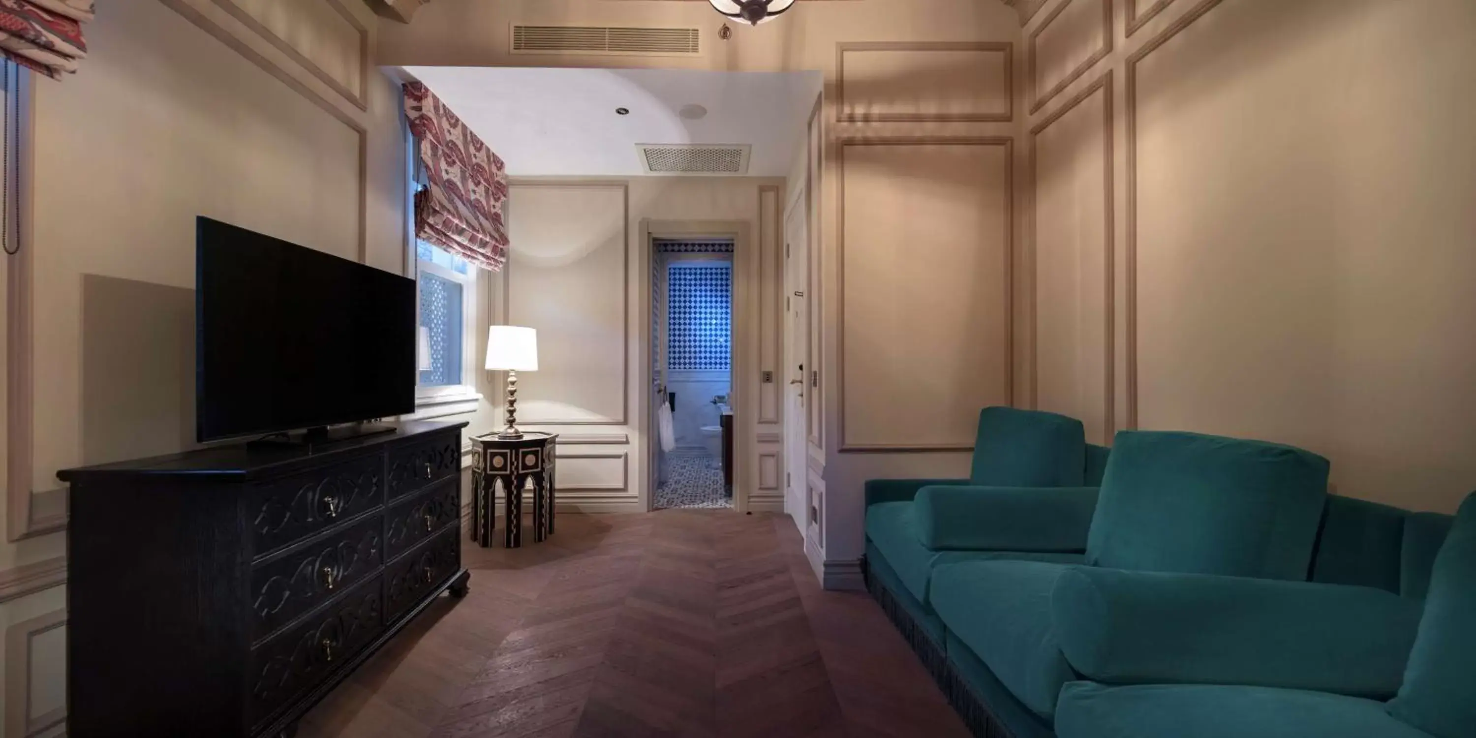 Bedroom, TV/Entertainment Center in Hagia Sofia Mansions Istanbul, Curio Collection by Hilton