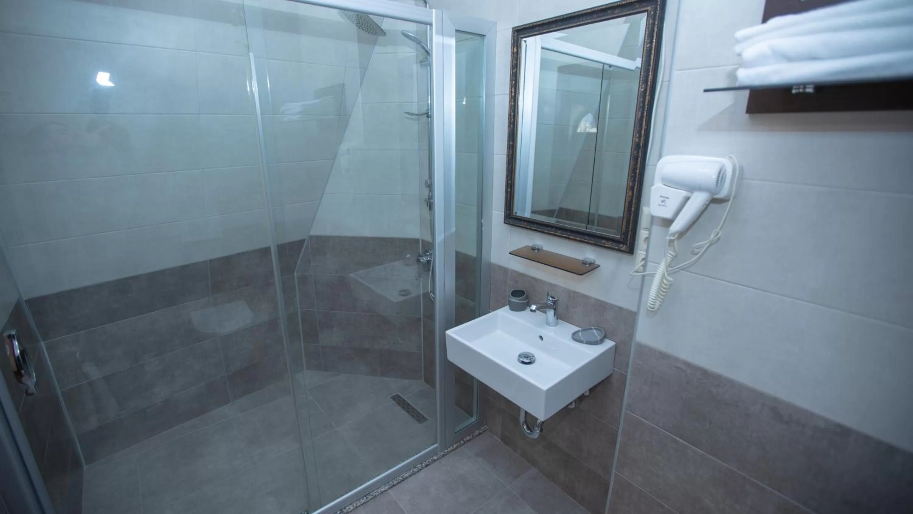 Shower in Royal Venezia Hotel