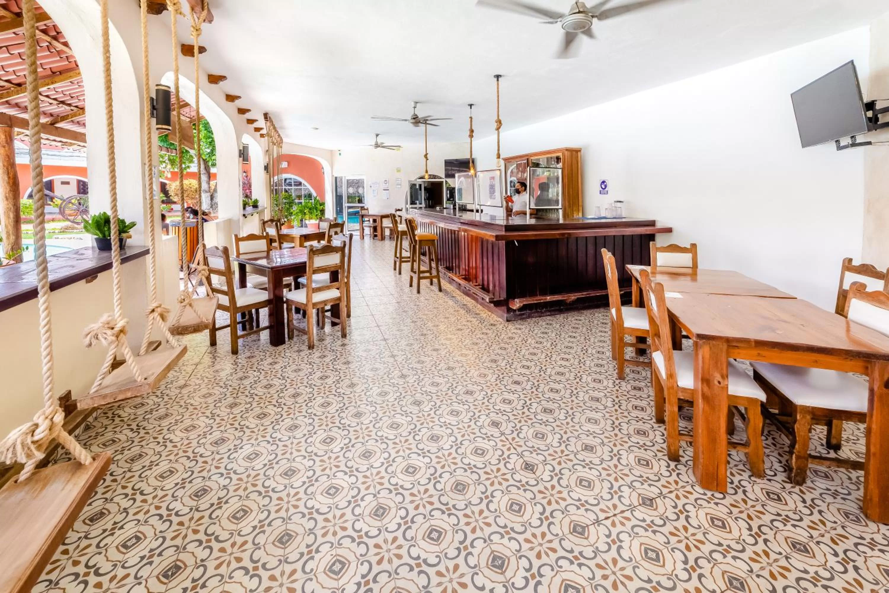 Restaurant/places to eat in Hacienda Inn Aeropuerto