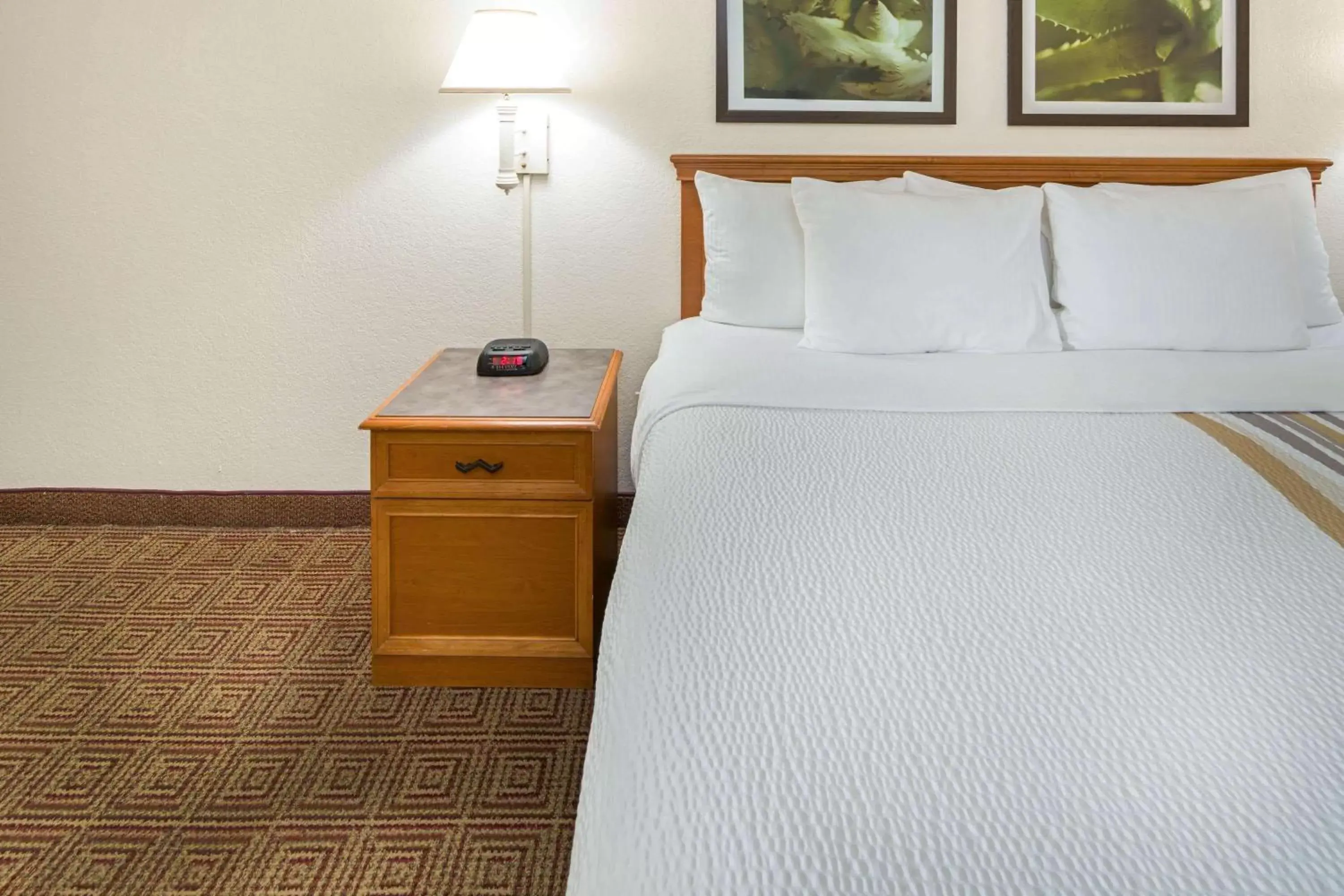 Photo of the whole room, Bed in La Quinta Inn by Wyndham San Diego - Miramar