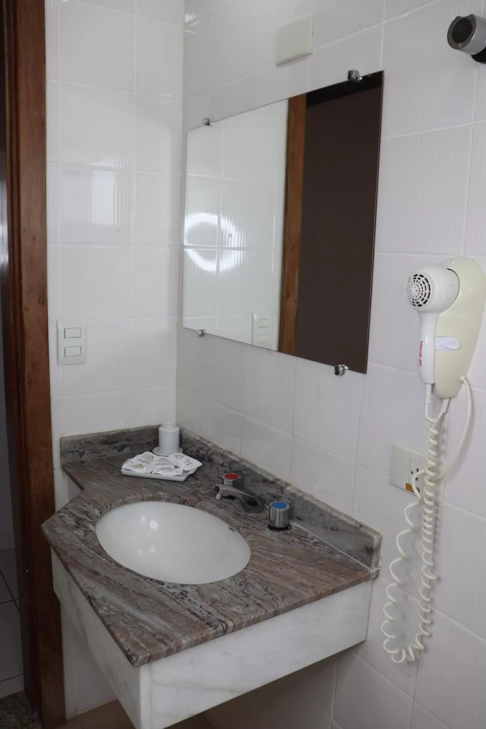 Bathroom in Golden Ingá Hotel