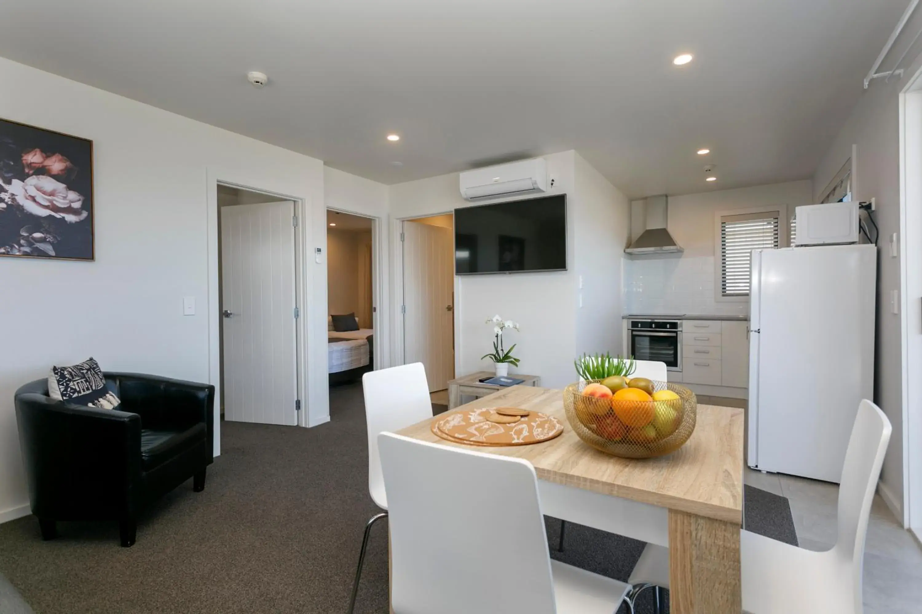 TV and multimedia, Dining Area in Acacia Lake View Motel