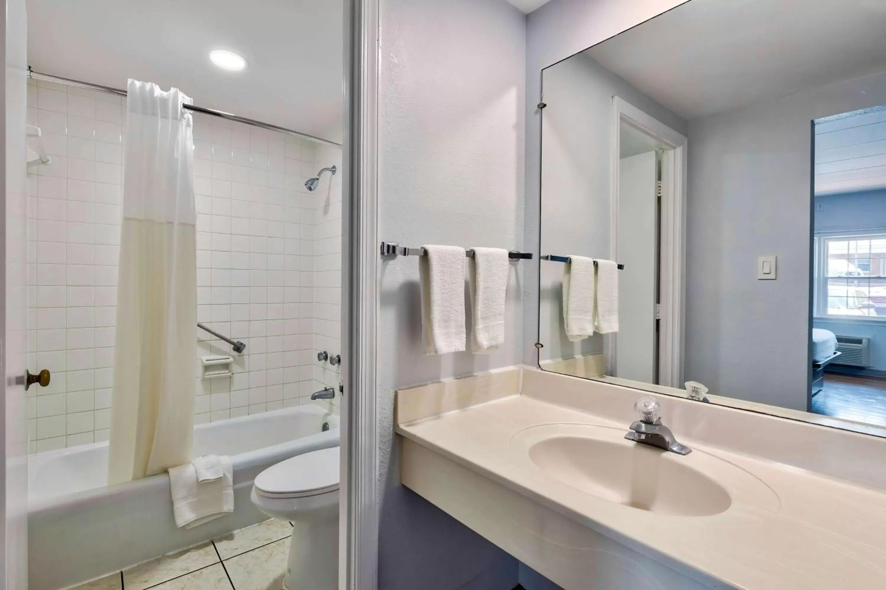 Bathroom in Motel 6-Falls Church, VA - Arlington Boulevard