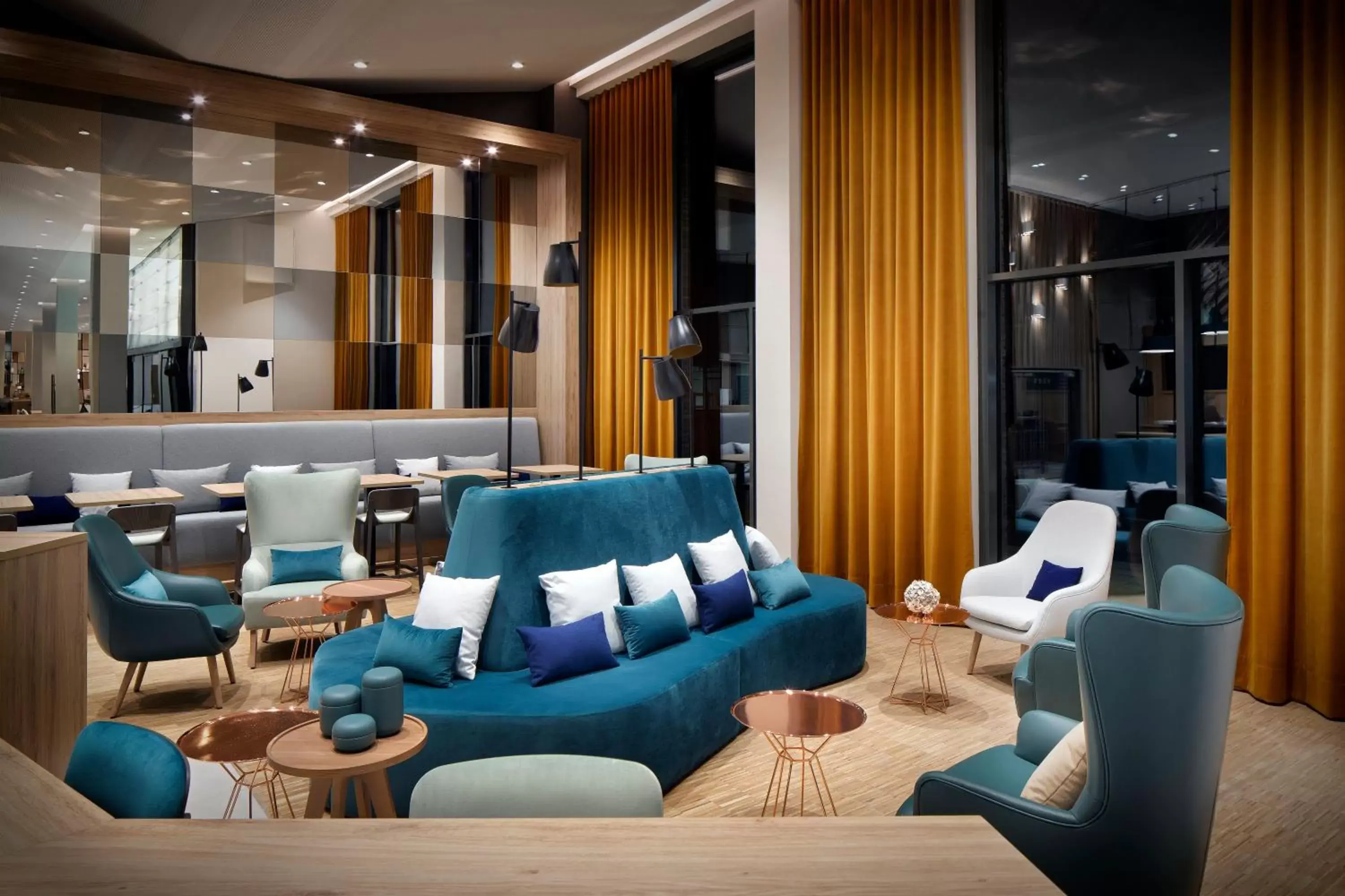 Lounge or bar in Holiday Inn - Hamburg - HafenCity by IHG Lounge or bar in Holiday Inn - Hamburg - HafenCity by IHG