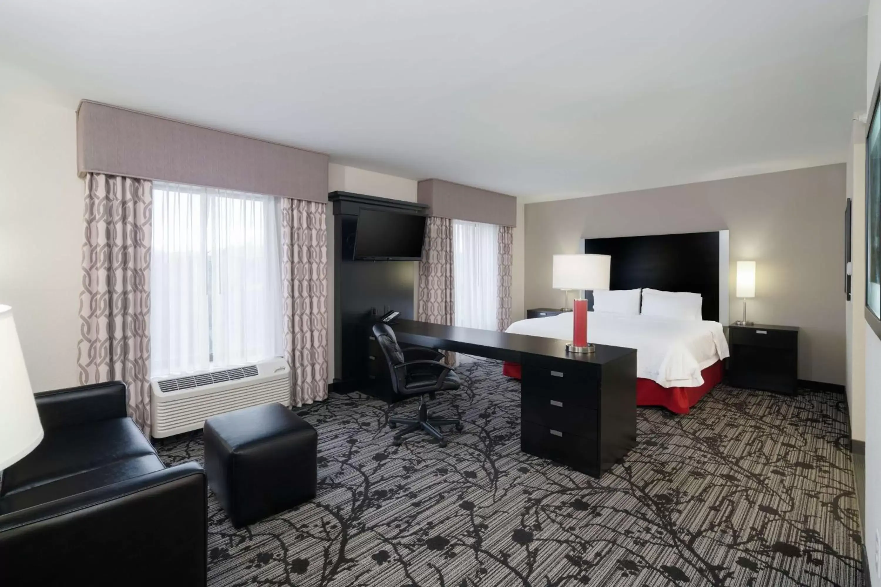 Bedroom, Seating Area in Hampton Inn and Suites Roanoke Airport/Valley View Mall