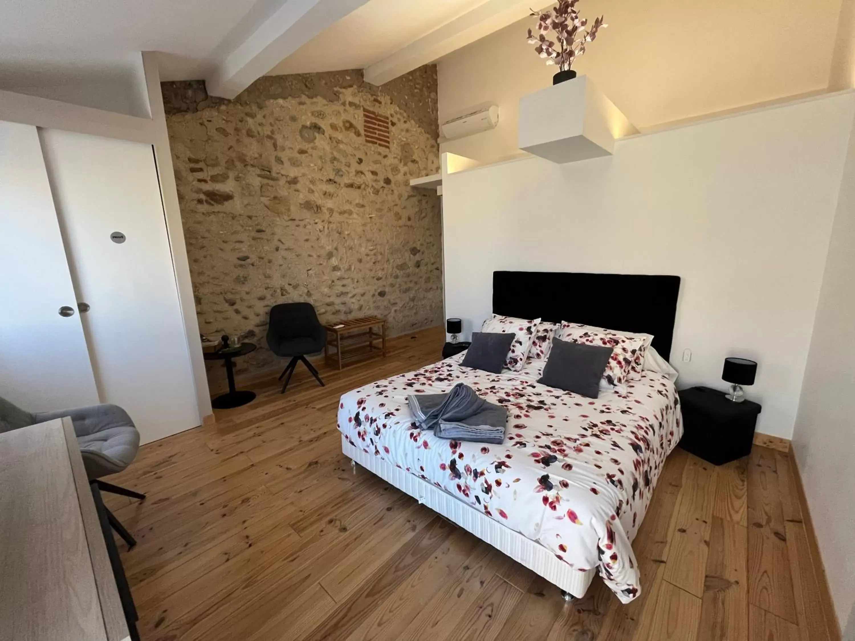 Photo of the whole room, Bed in BOCAL DE BAGES