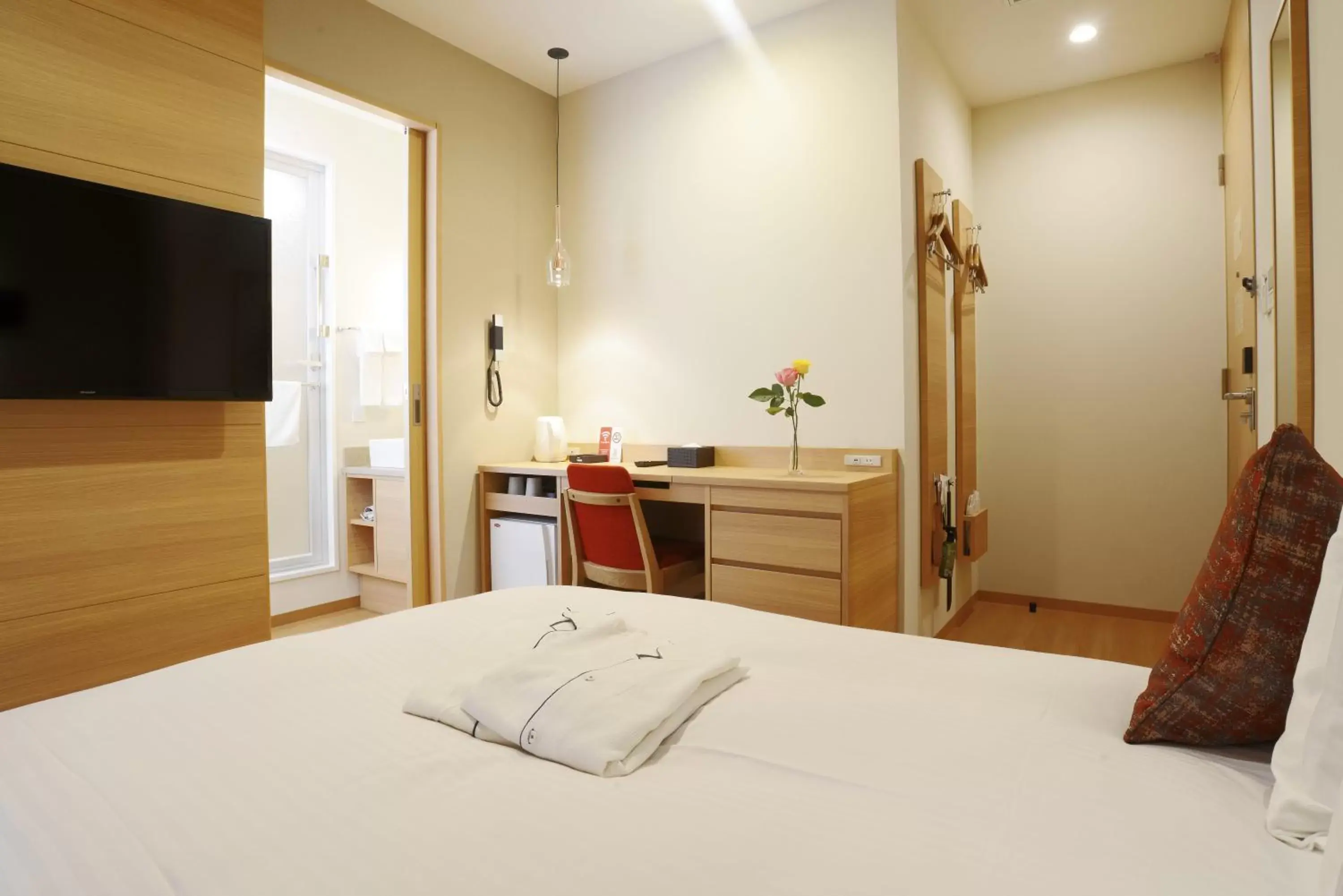 Photo of the whole room, Bed in Red Roof Inn & Suites Osaka Namba Nipponbashi Photo of the whole room, Bed in Red Roof Inn & Suites Osaka Namba Nipponbashi