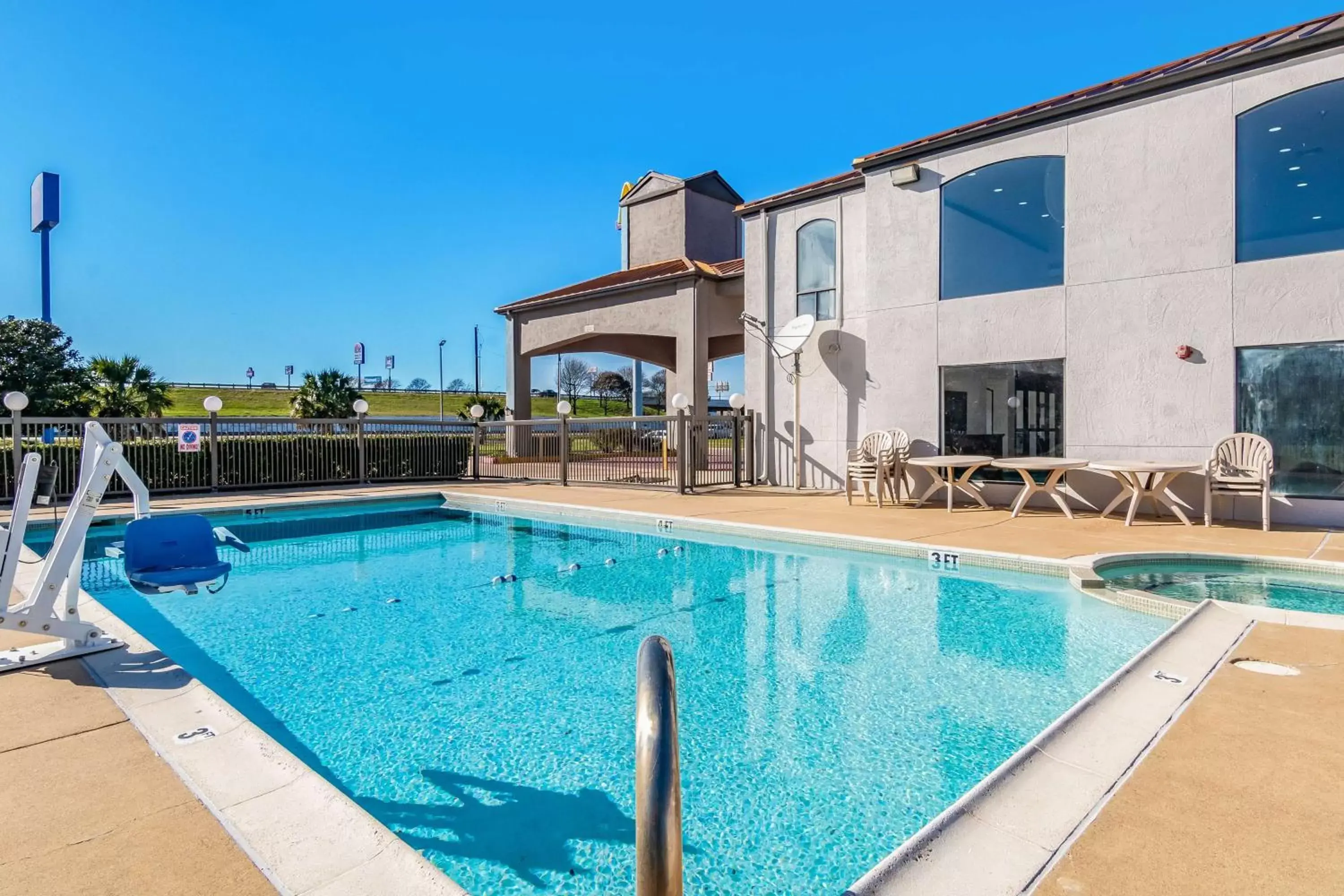 Pool view, Property Building in Motel 6-Ennis, TX