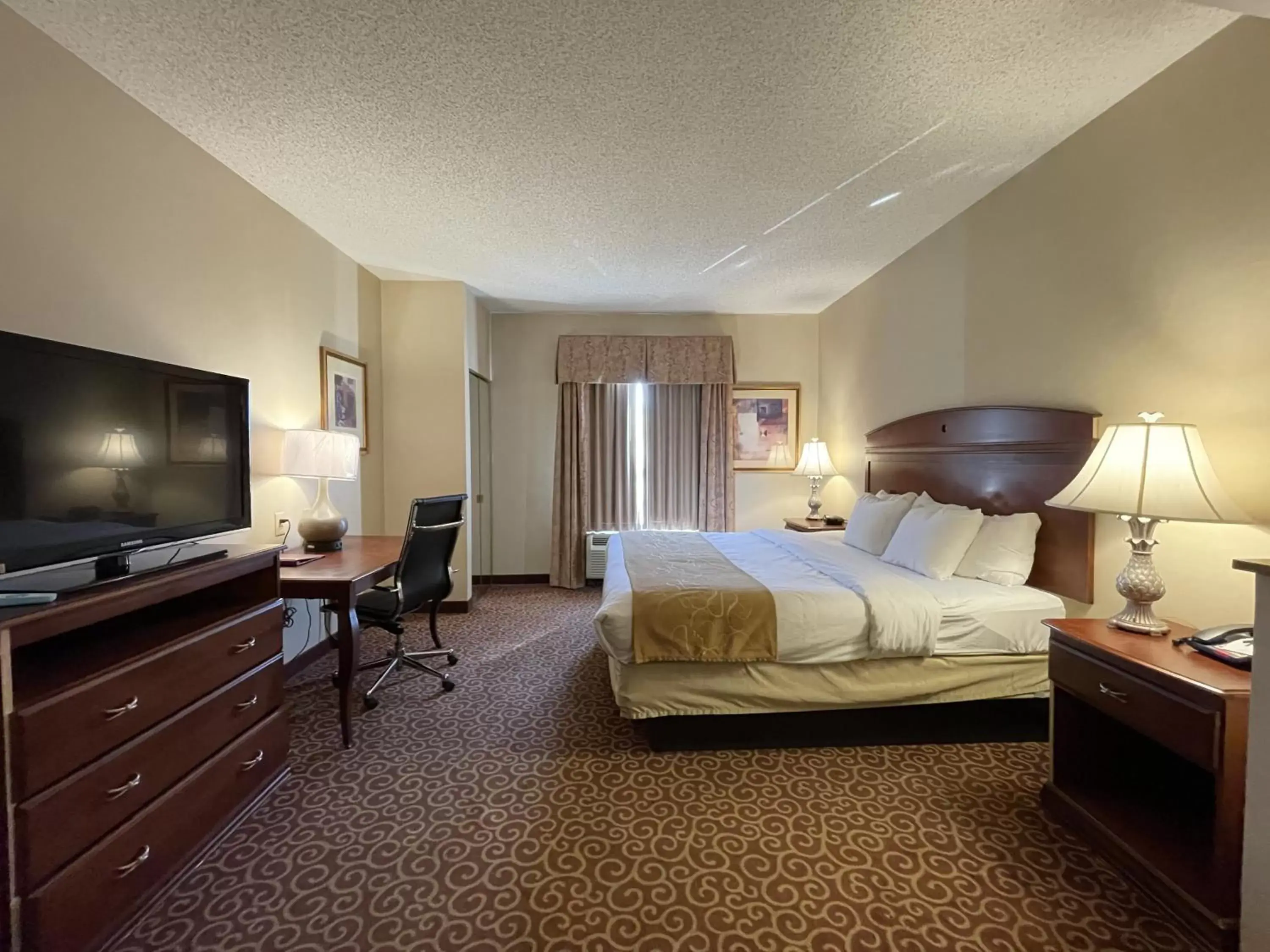 Bedroom, TV/Entertainment Center in Comfort Suites East Brunswick - South River