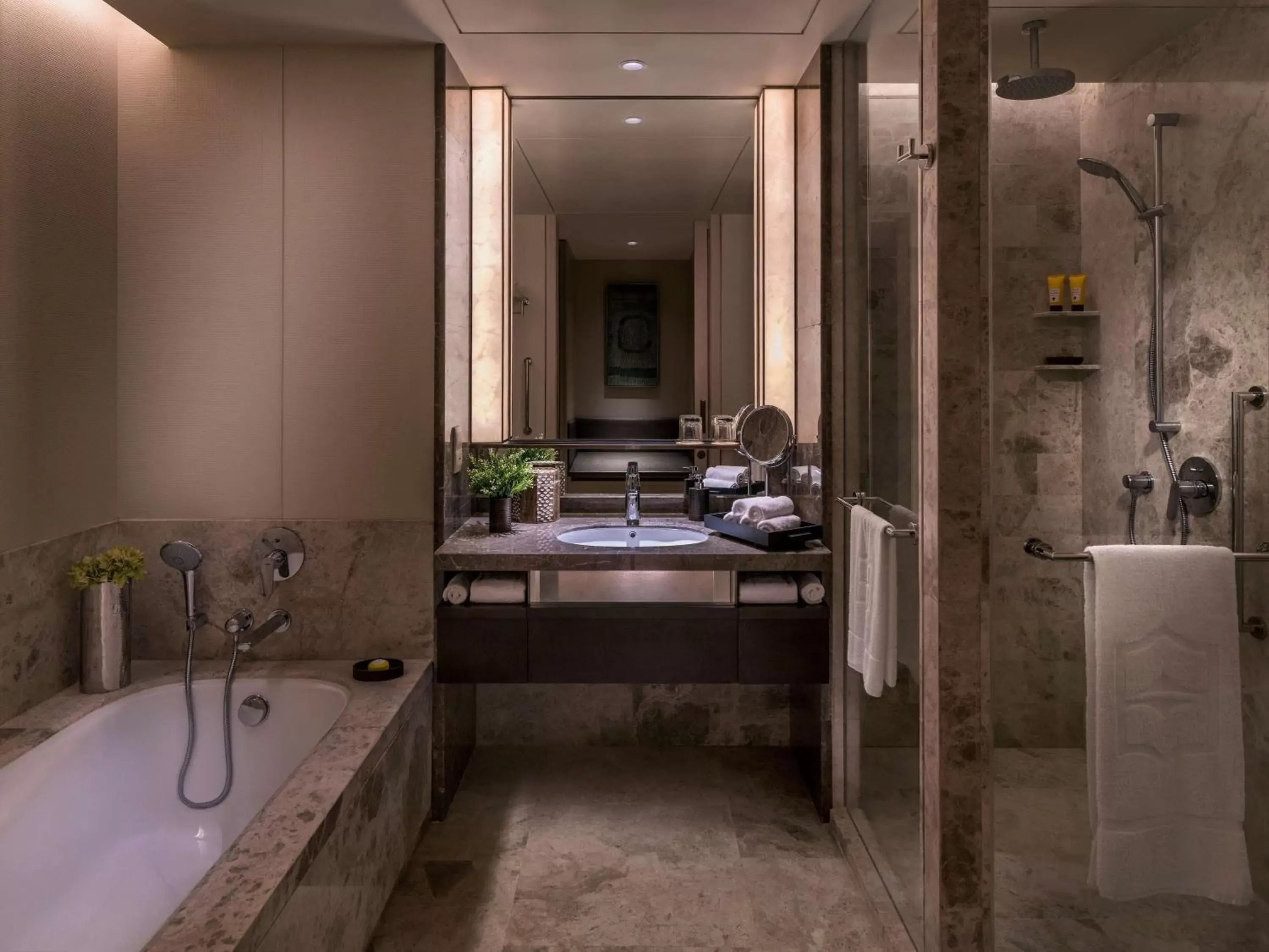 Photo of the whole room, Bathroom in Shangri-La Colombo