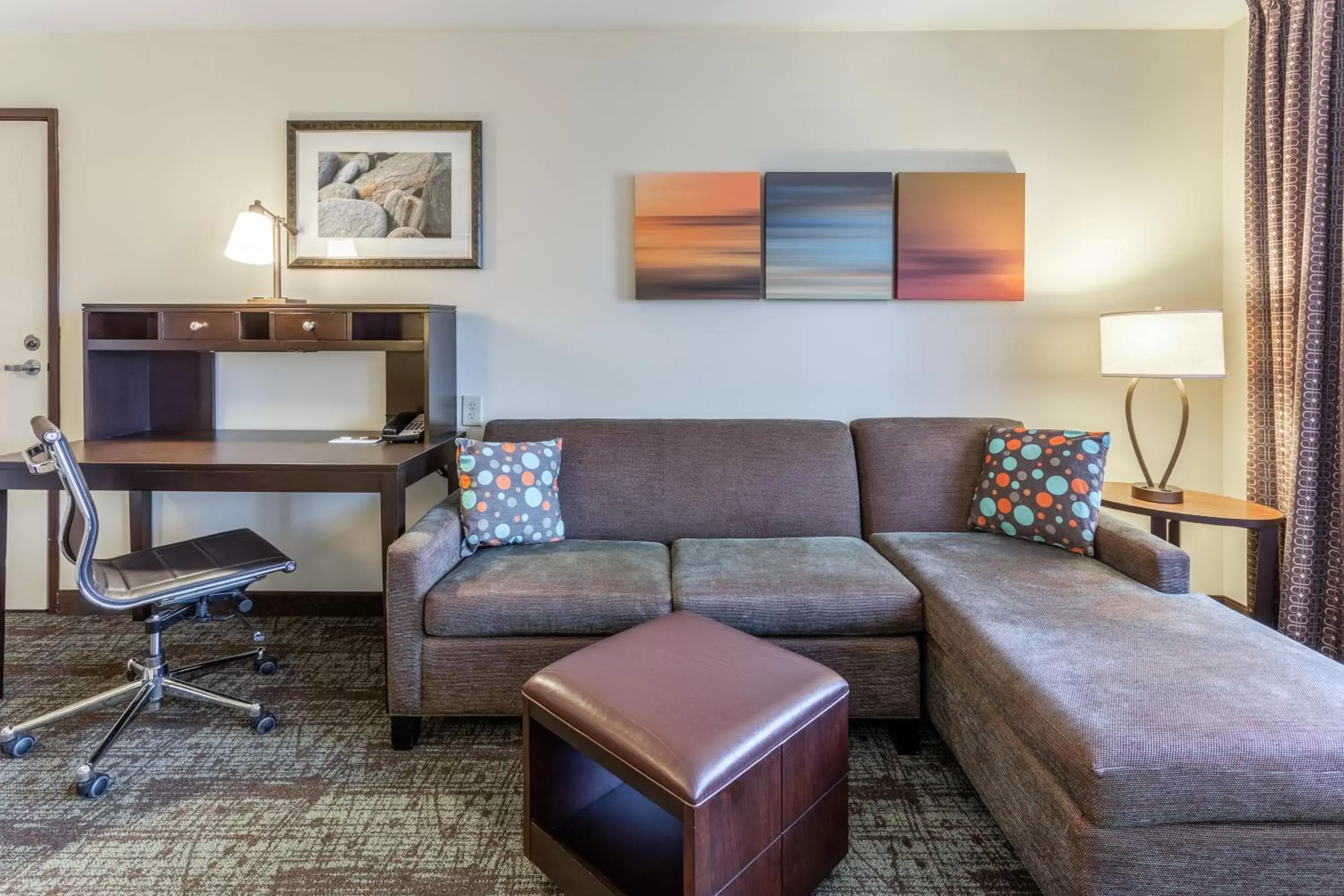 Living room, Seating Area in Staybridge Suites Davenport, an IHG Hotel