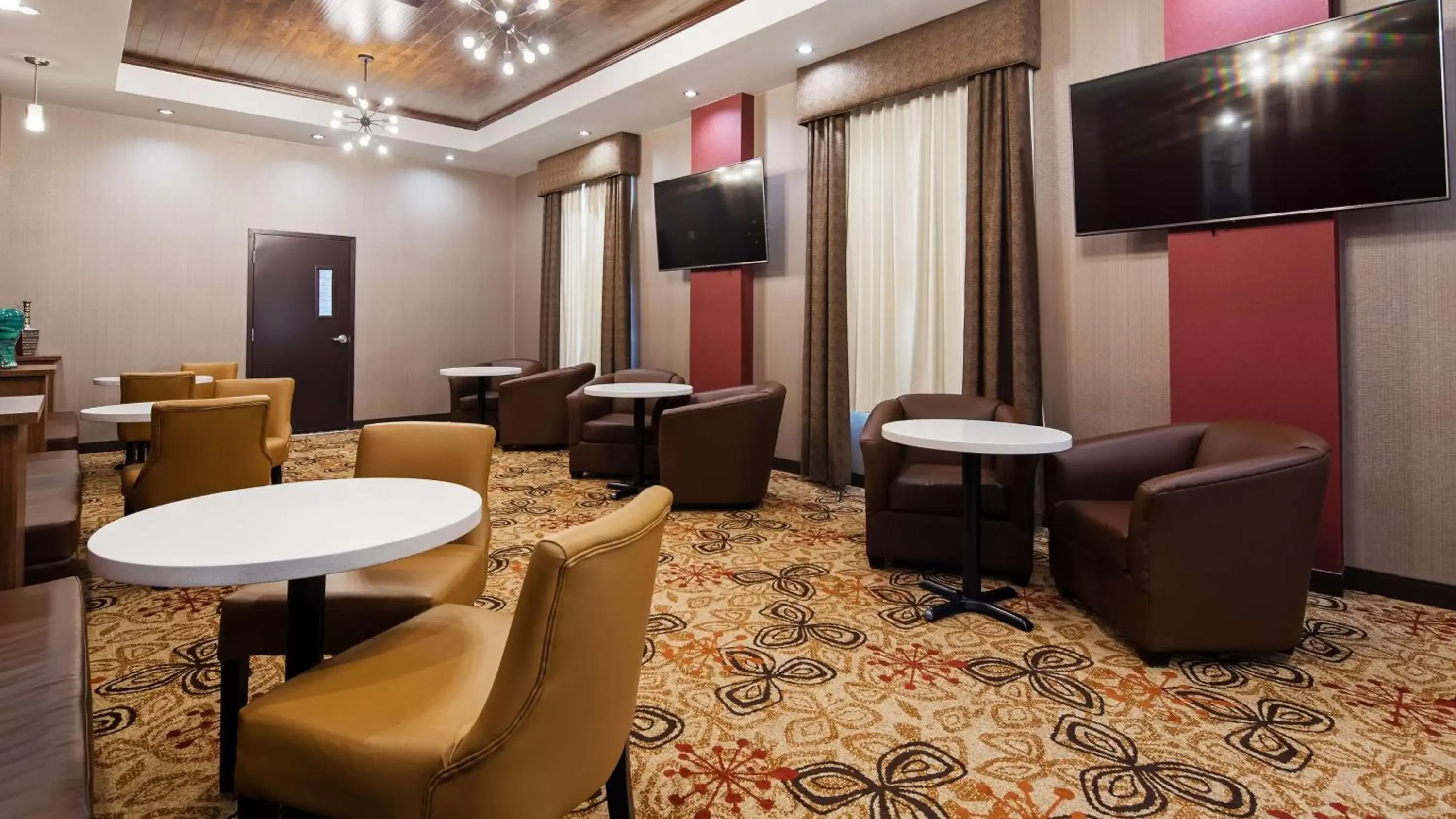 Lobby or reception, Lounge/Bar in Best Western Plus Hinton Inn & Suites