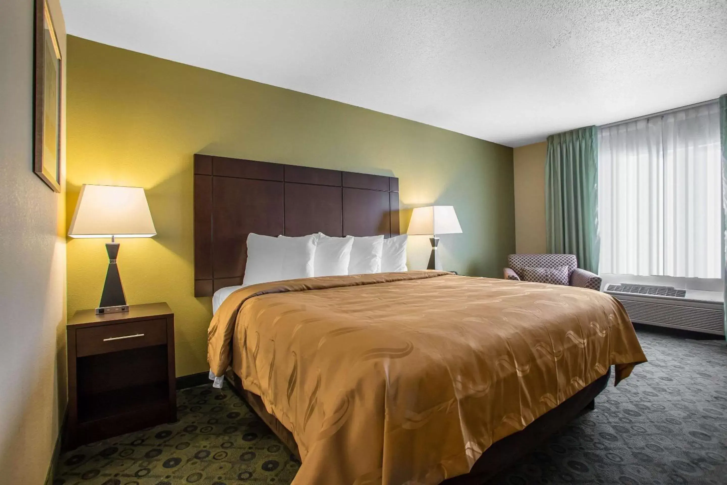 Photo of the whole room, Bed in Quality Inn & Suites Bloomington I-55 and I-74