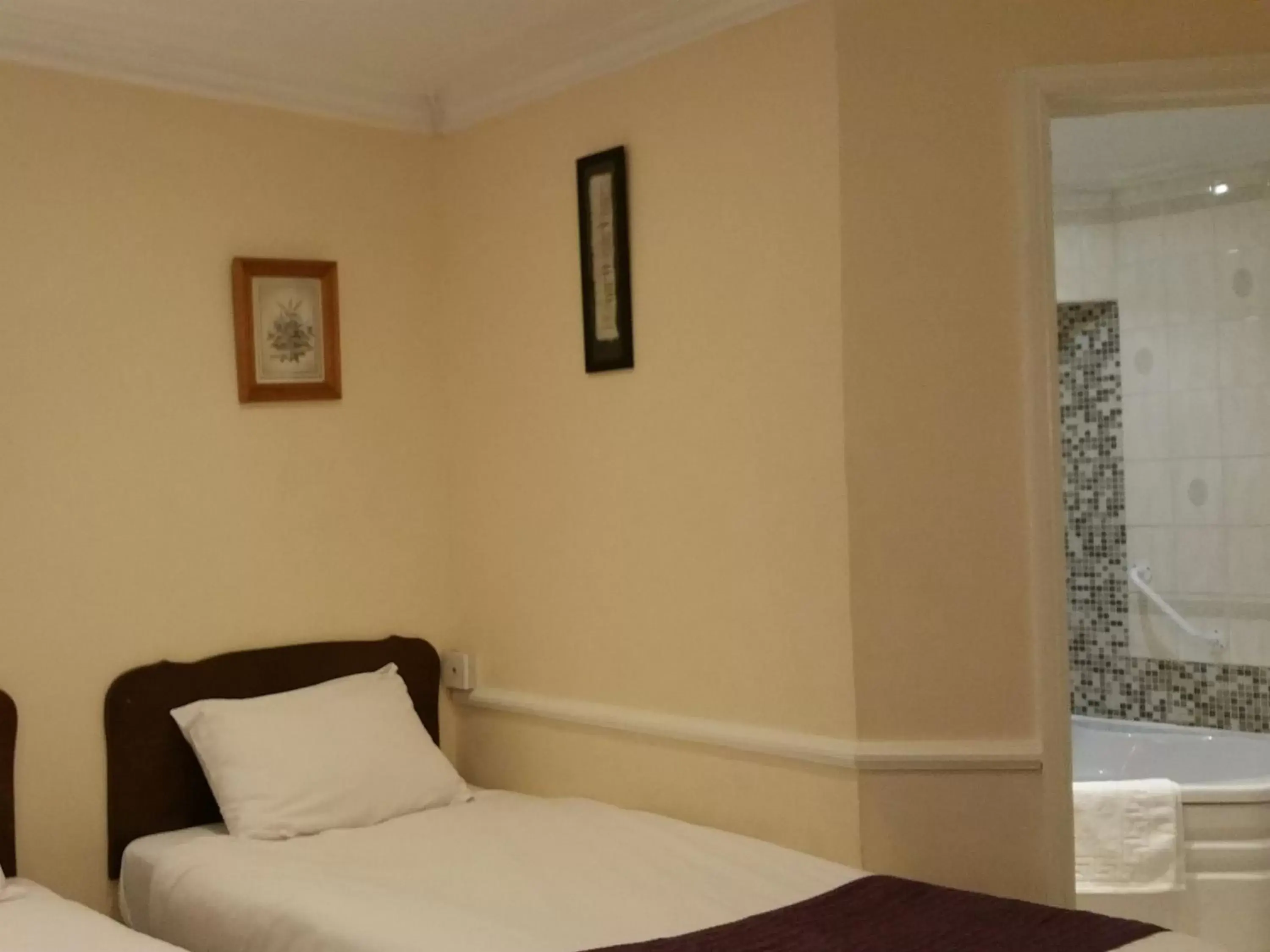 Bedroom, Bed in The George Hotel Pangbourne