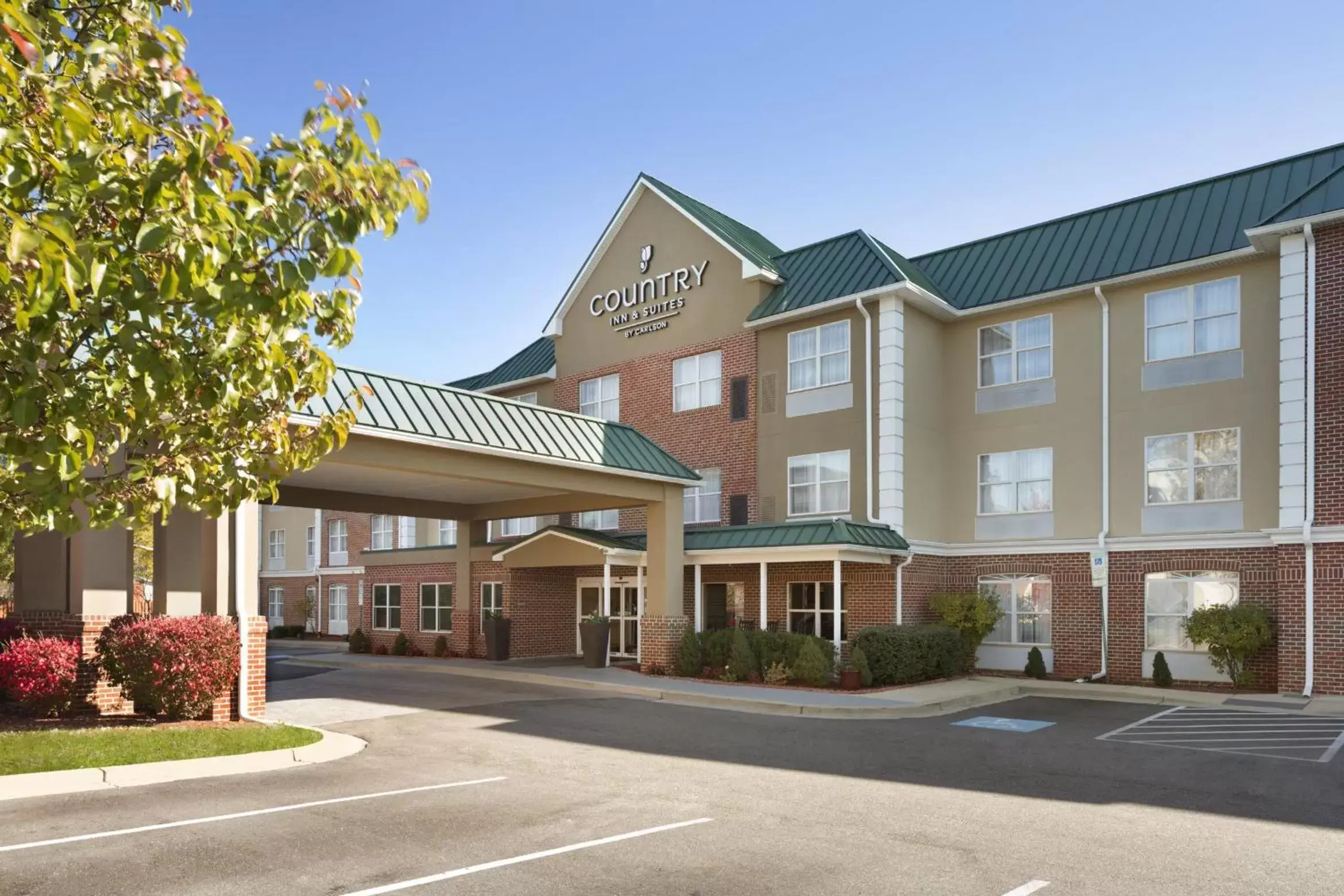 Property Building in Country Inn & Suites by Radisson, Camp Springs (Andrews Air Force Base), MD