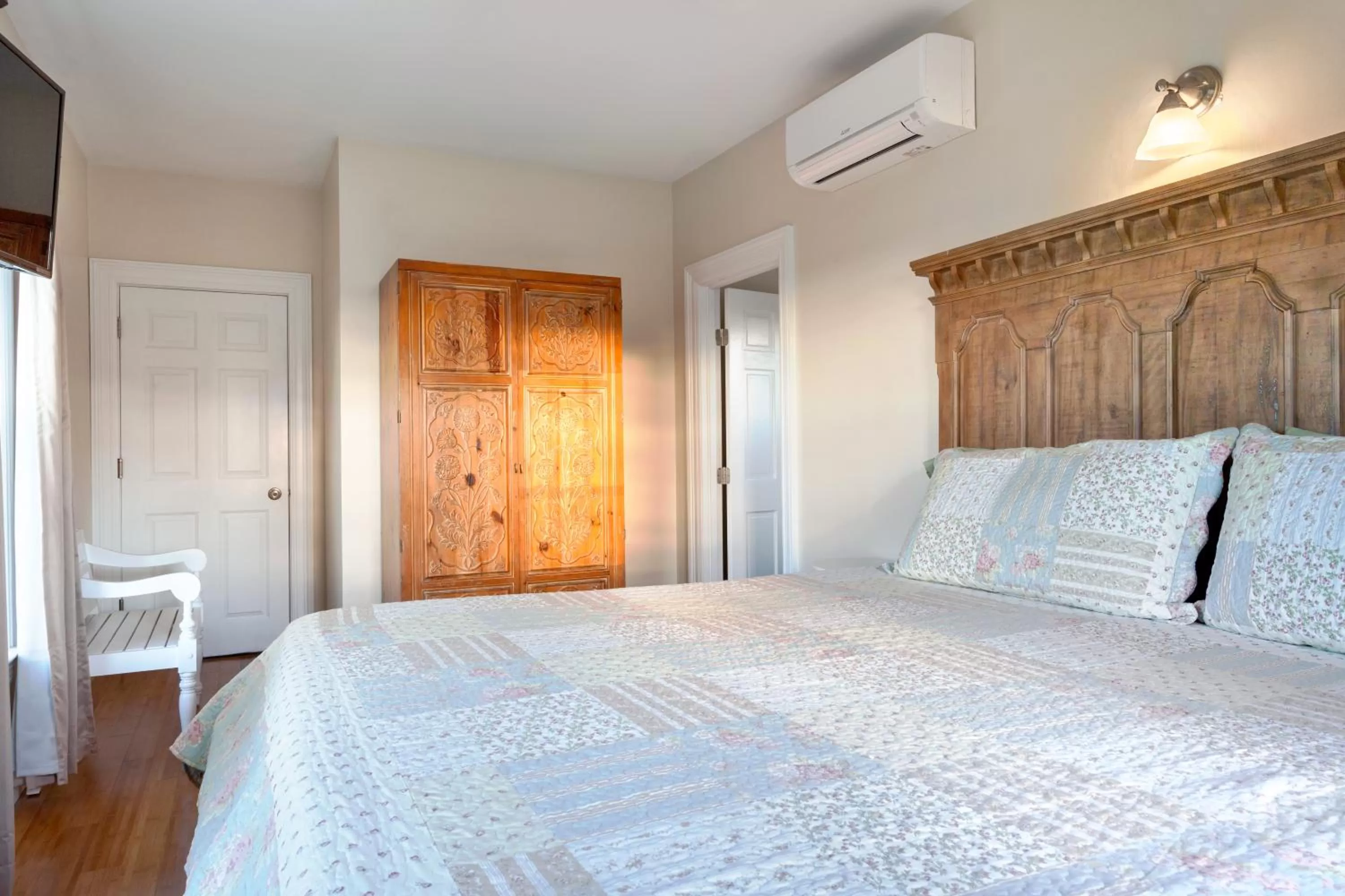 Bedroom, Bed in Avonlea