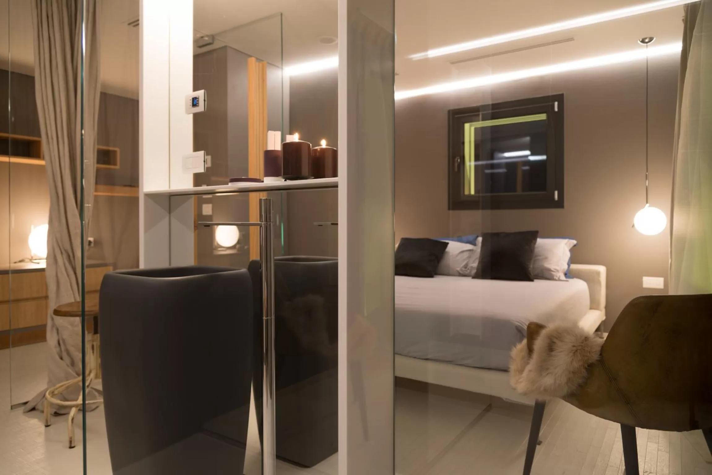 Shower, Bed in Locanda Black and White Sondrio